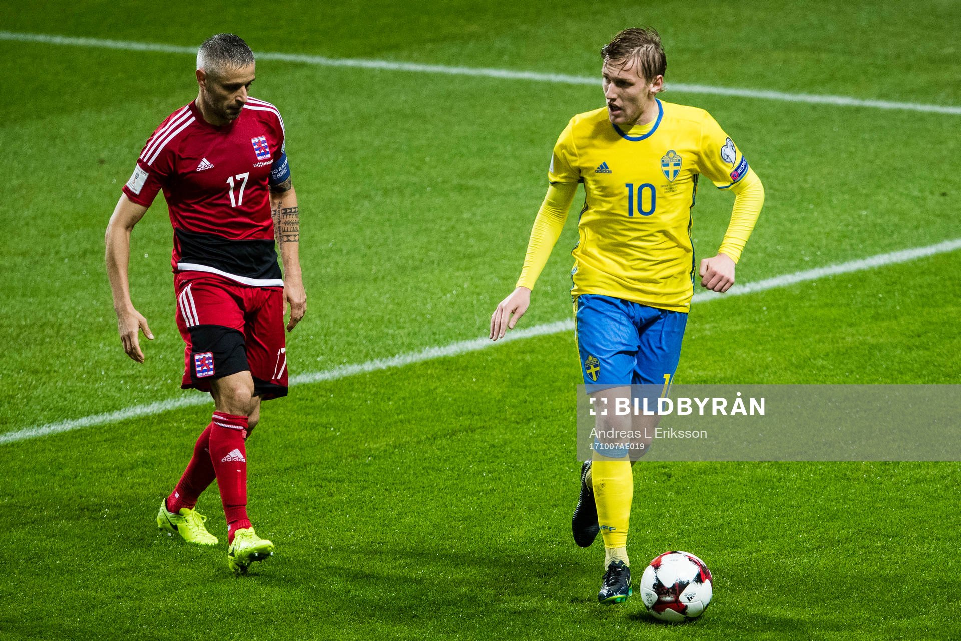 Luxemburgs Mario Mutsch och Sveriges Emil Forsberg
