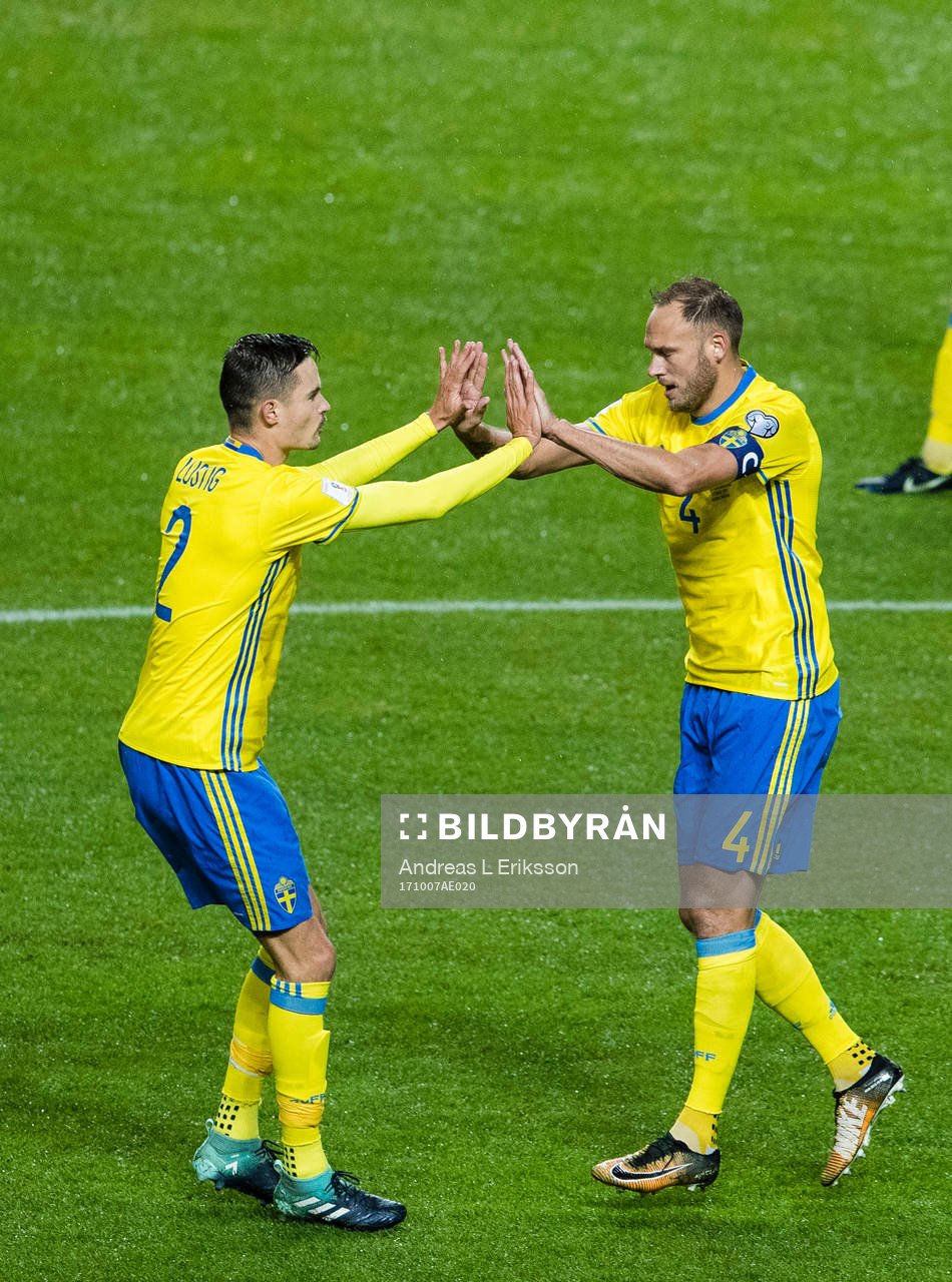 Sveriges Mikael Lustig och Andreas Granqvist jublar