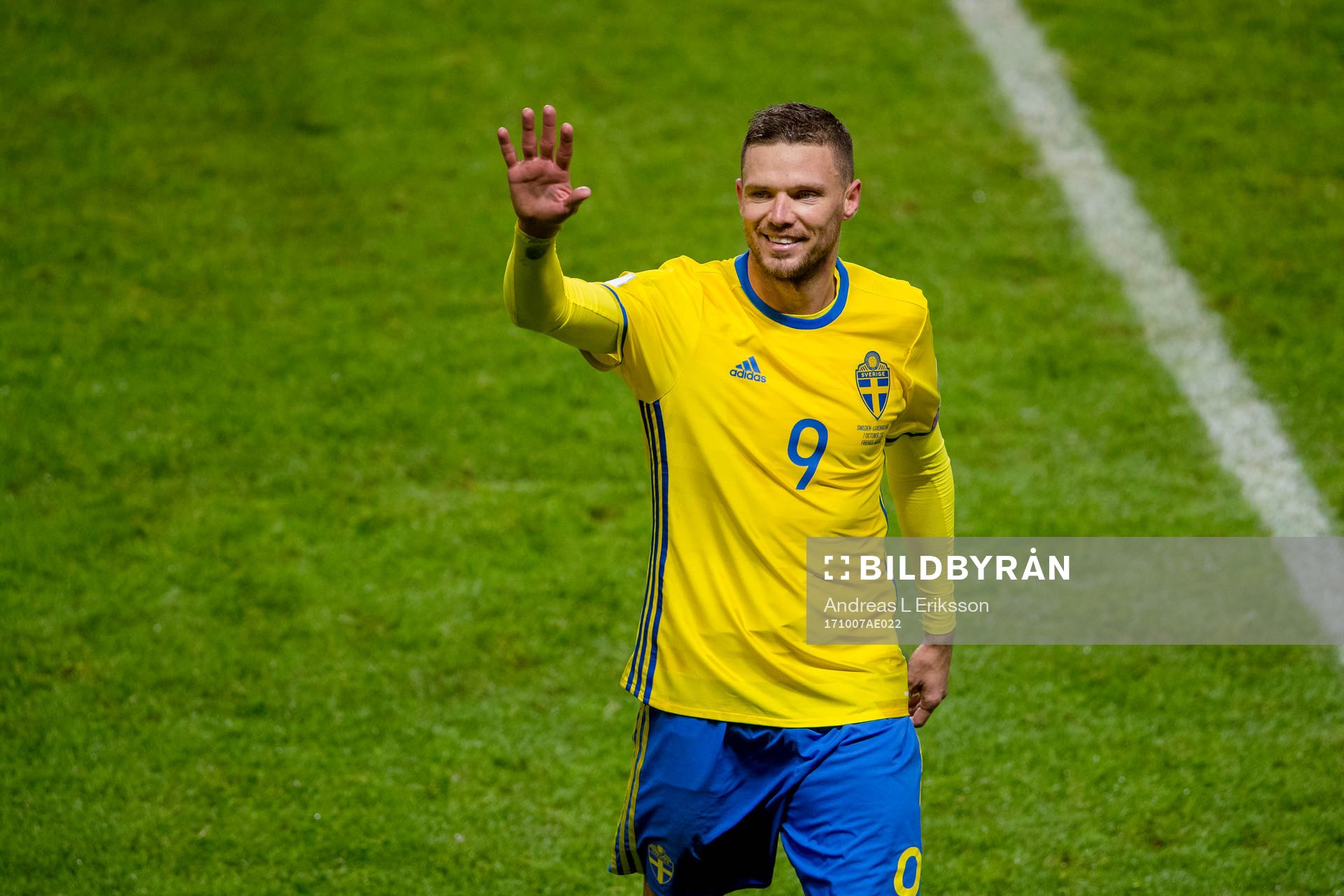 Sveriges Marcus Berg lämnar planen efter byte under VM-kvalmatchen i fotboll mellan Sverige och Luxemburg den 7 oktober 2017 i Stockholm.