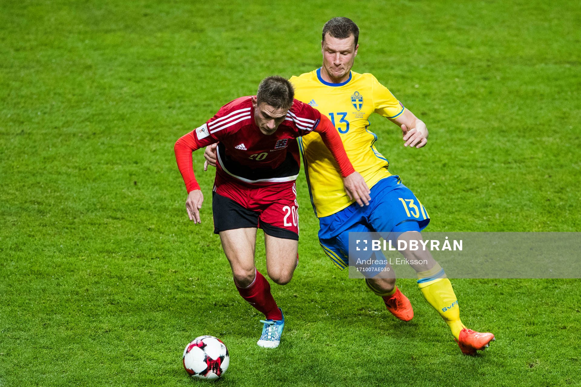 Luxemburgs David Turpel i kamp om bollen med Jakob Johansson
