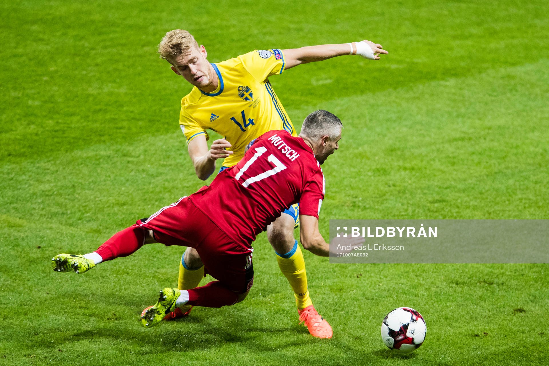 Sveriges Filip Helander i kamp om bollen med Mario Mutsch