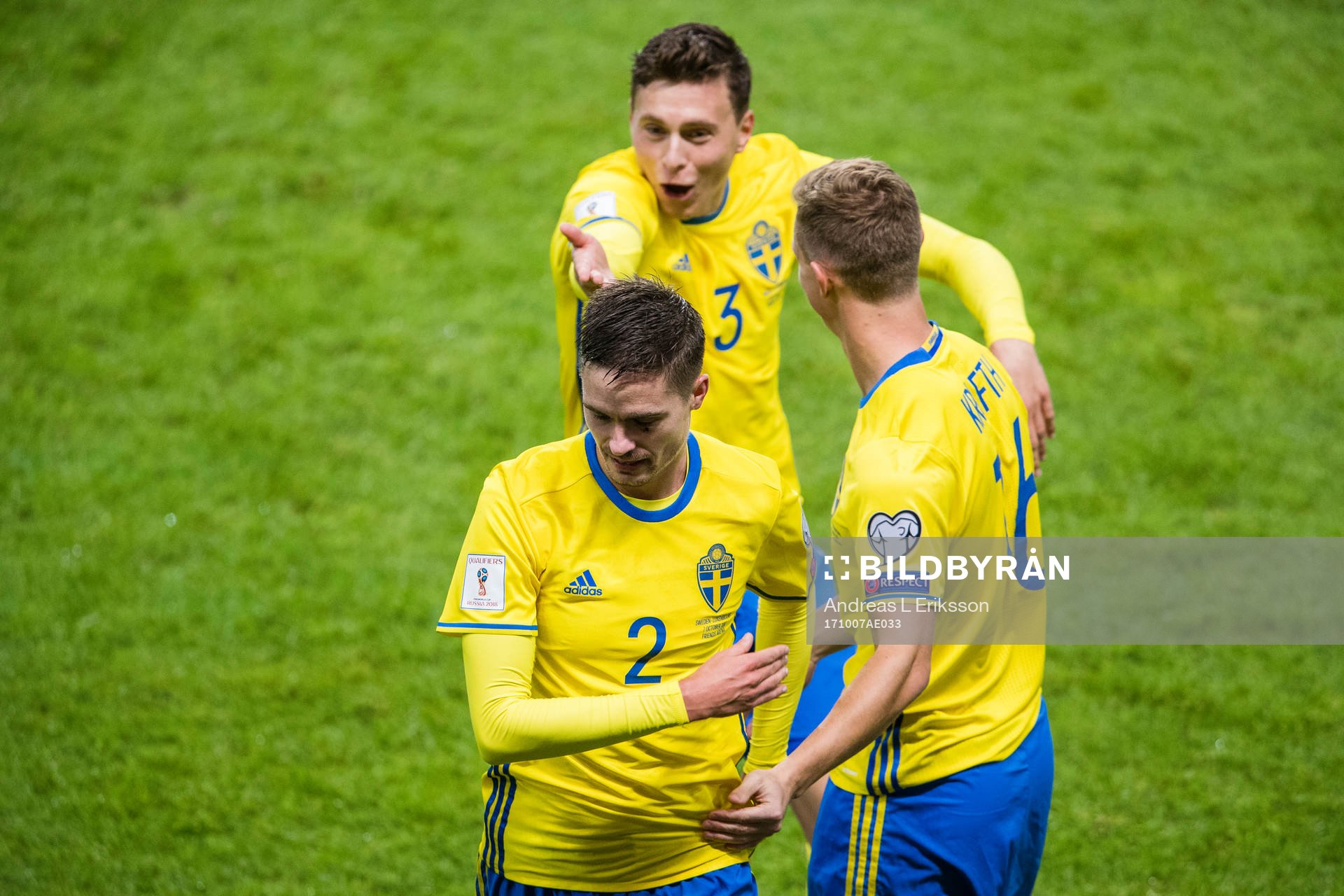 Sveriges Victor Nilsson Lindelöf och Emil Krafth jublar