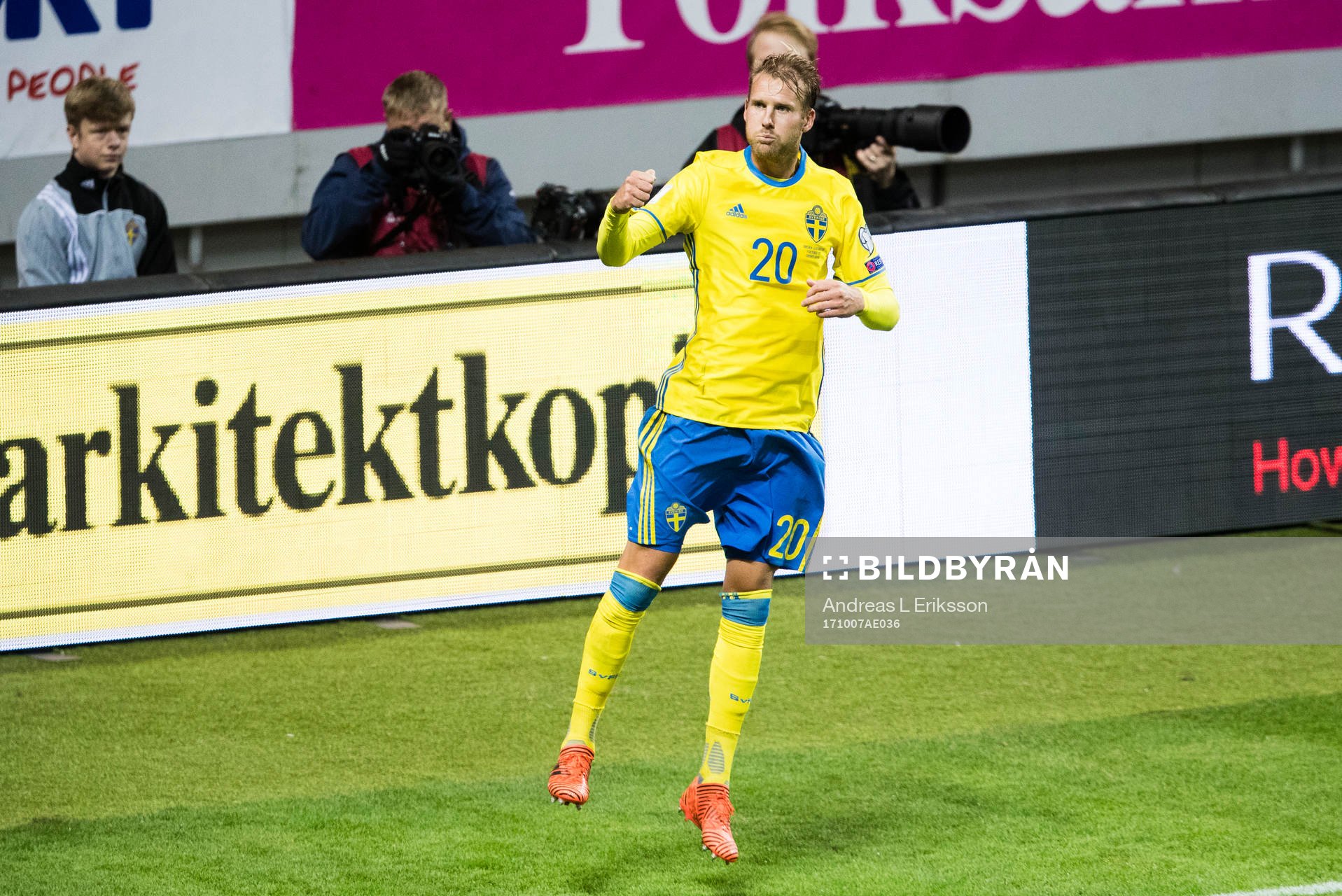 Sveriges Ola Toivonen jublar