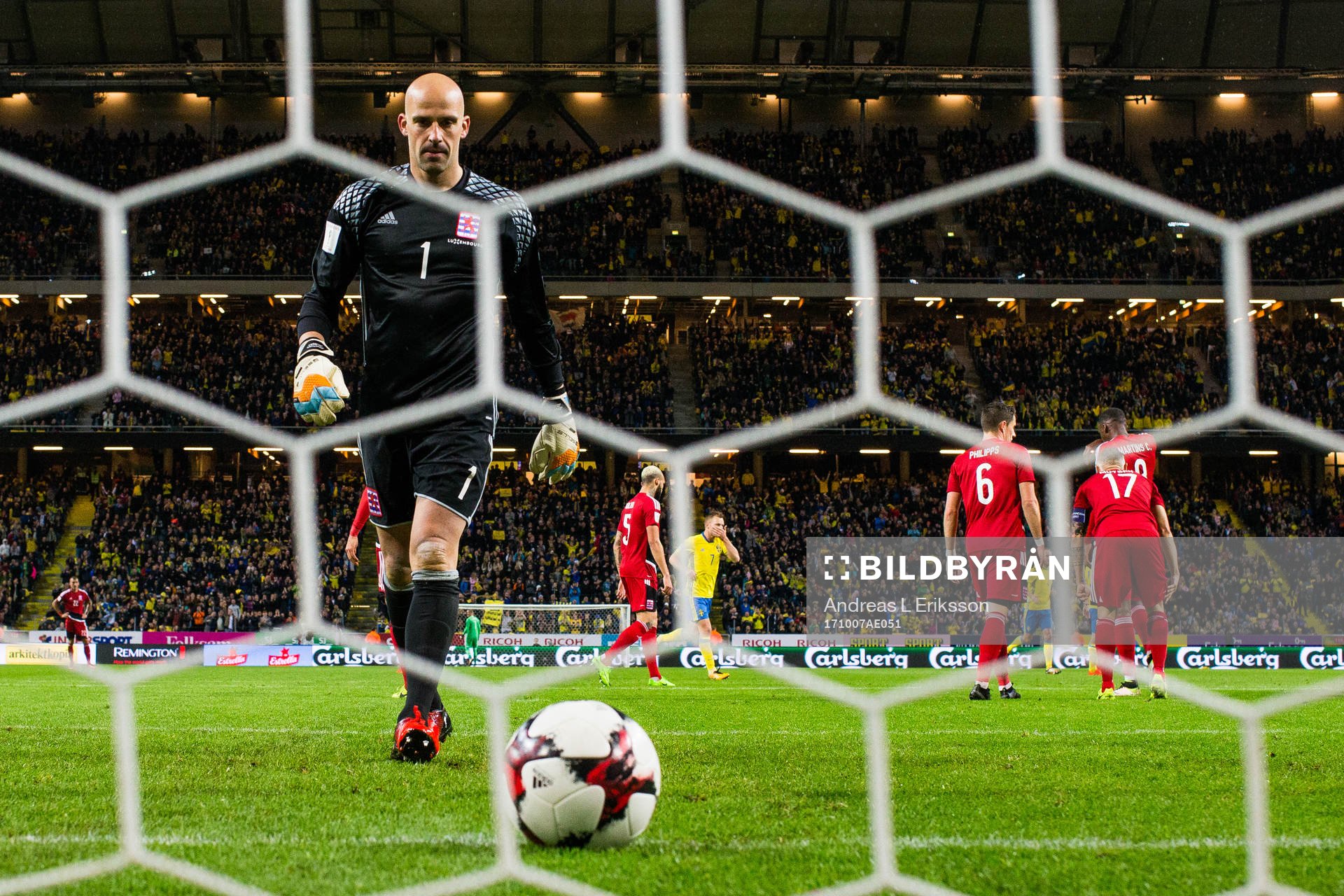 Luxemburgs målvakt Jonathan Joubert deppar