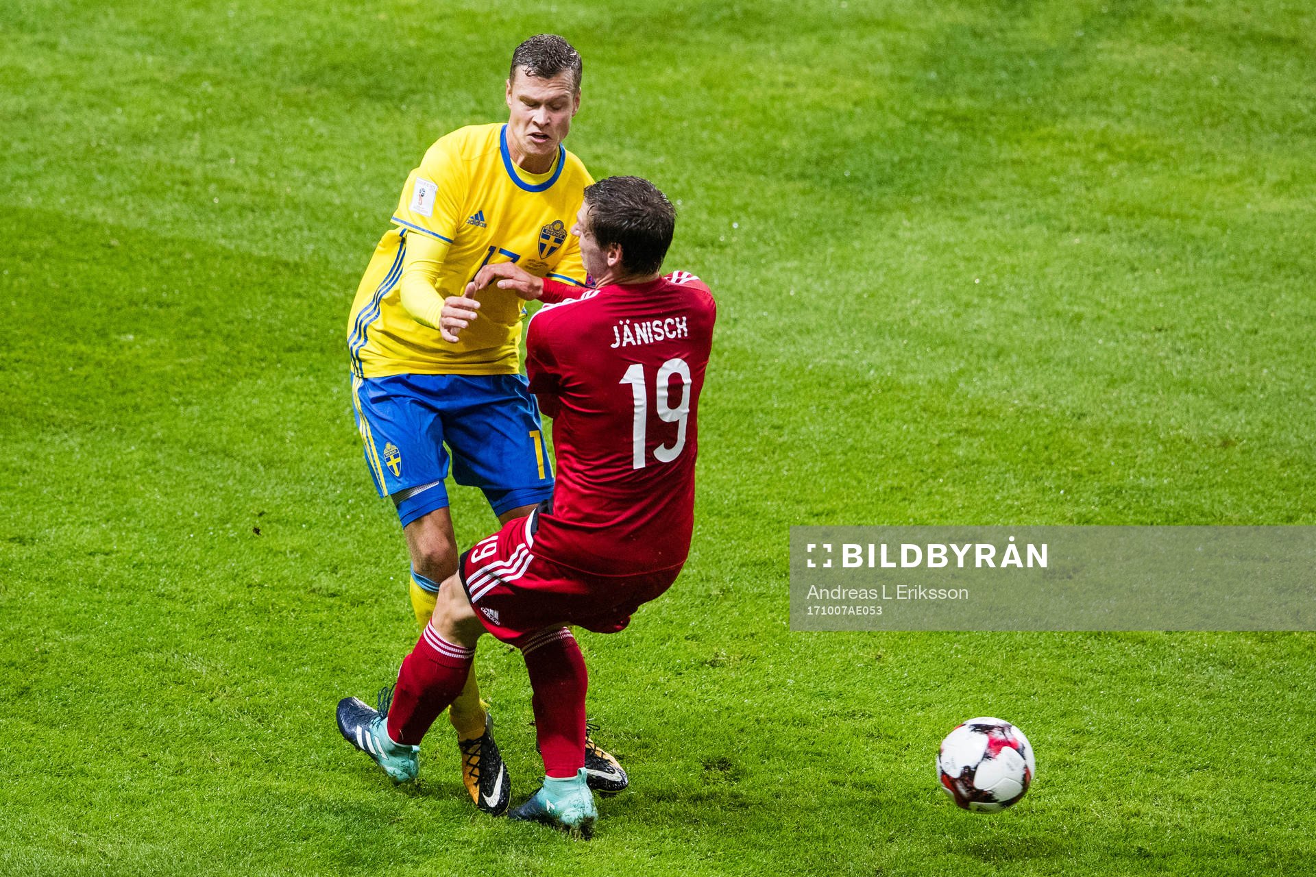 Sveriges Viktor Claesson i kamp om bollen med Luxemburgs
