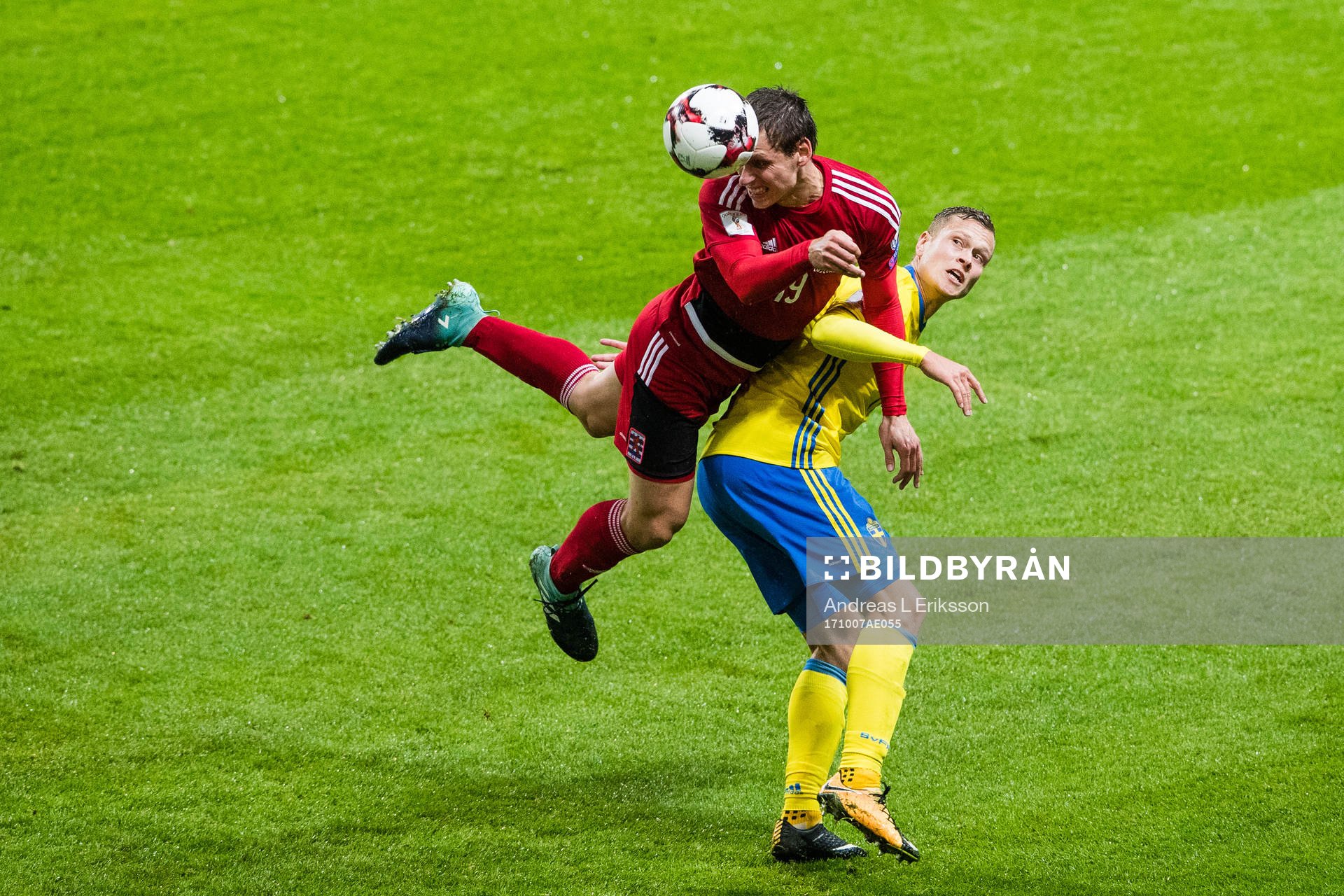 Luxemburgs Mathias Jänisch i en nickduell med Sveriges
