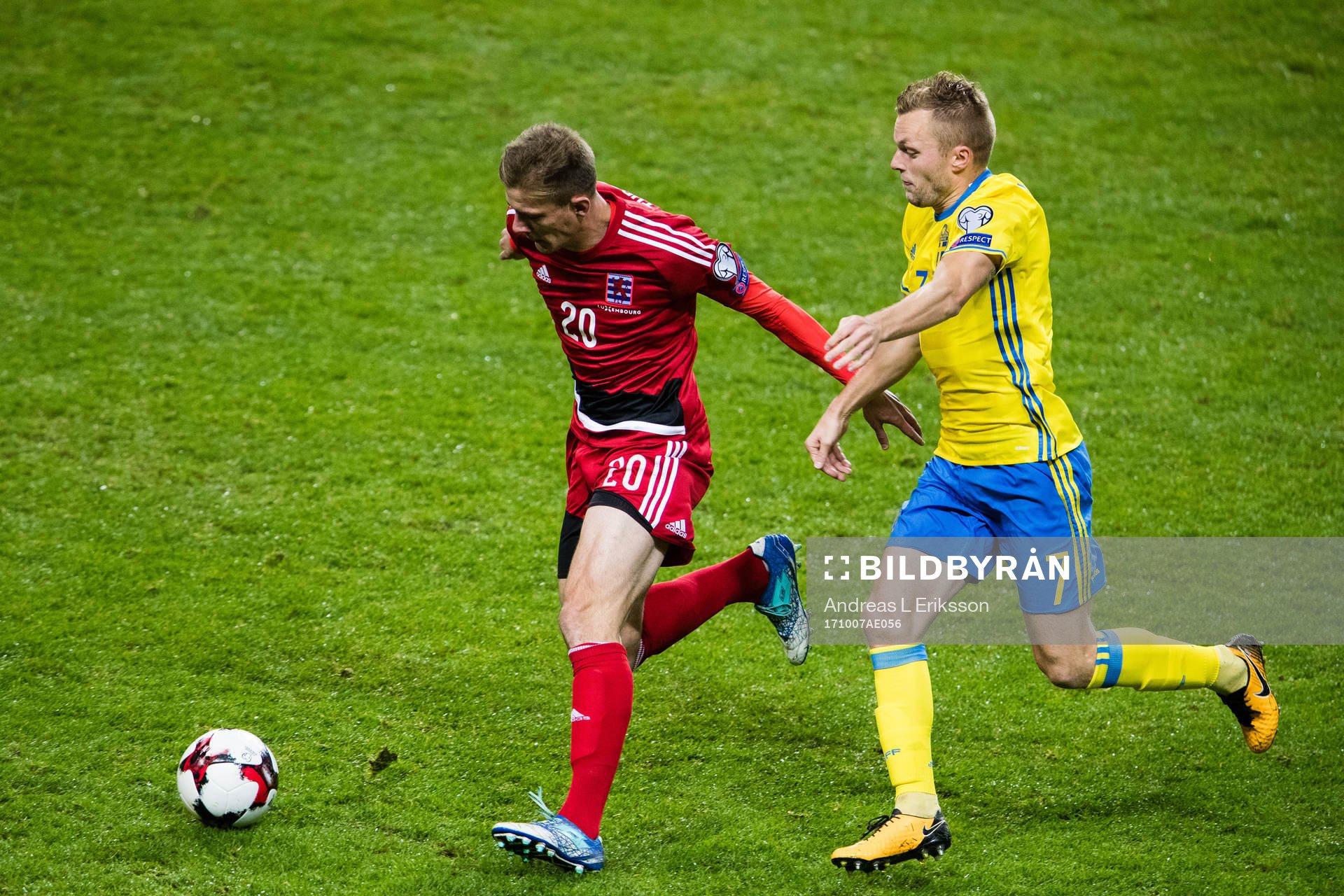 Luxemburgs David Turpel jagas av Sveriges Sebastian Larsson