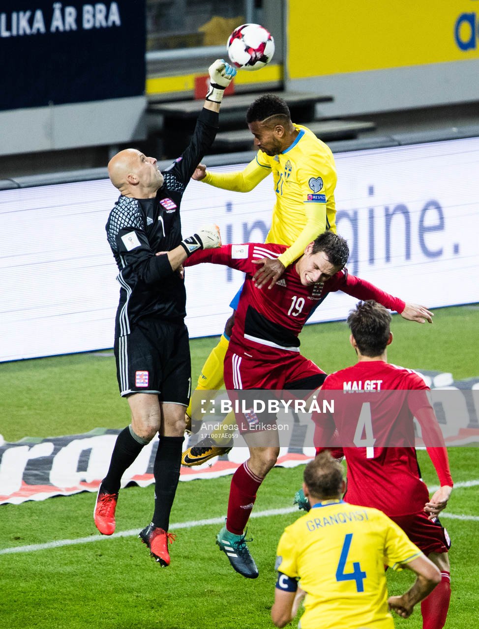 Sveriges Isaac Kiese Thelin i en nickduell med målvakt