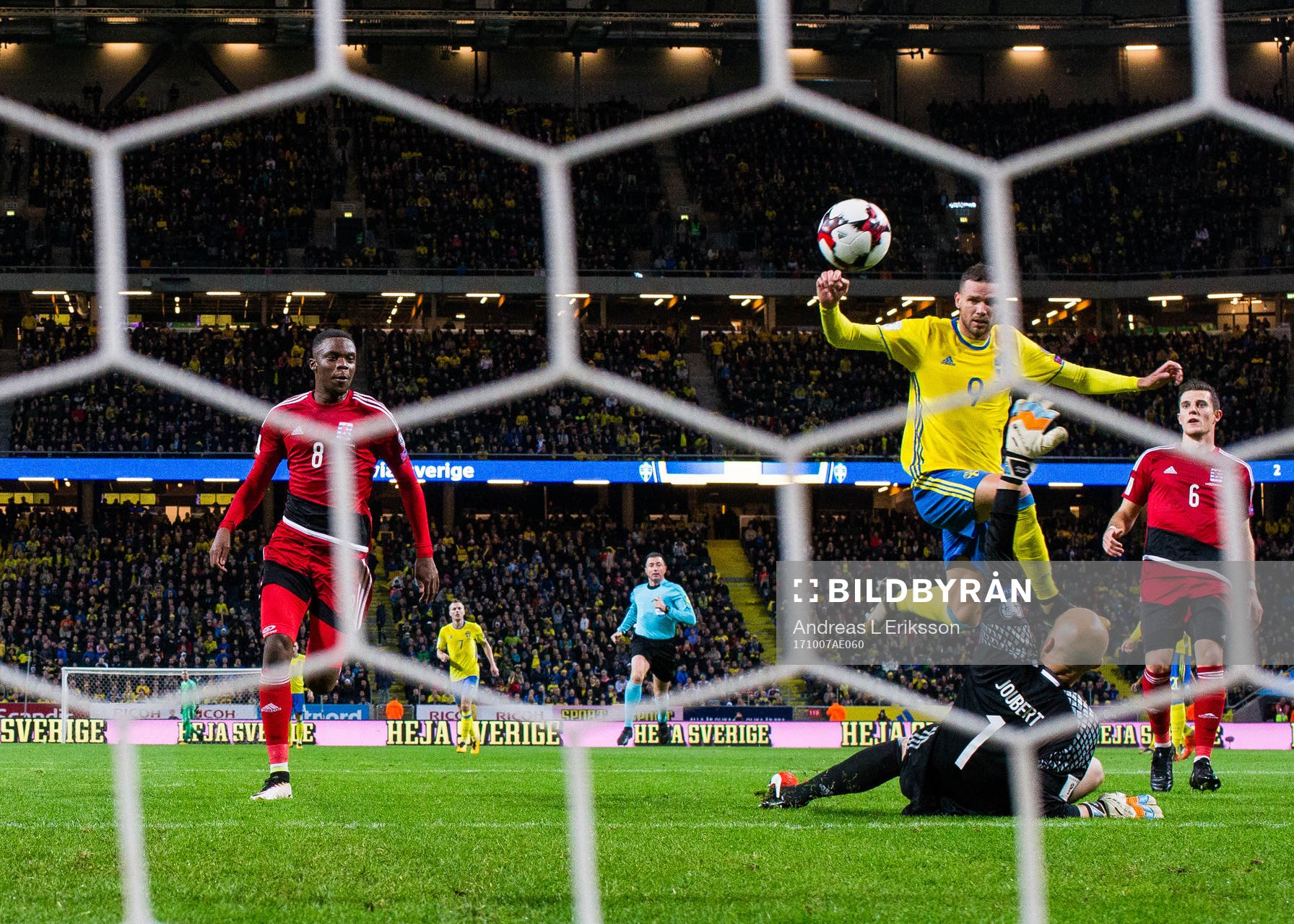 Sveriges Marcus Berg utmanar Luxemburgs målvakt Jonathan
