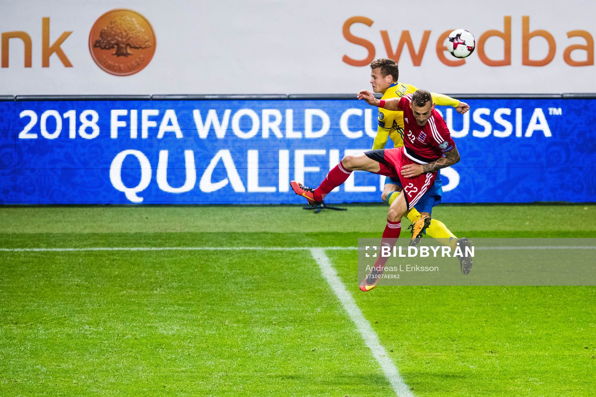 Sveriges Viktor Claesson i en nickduell med Luxemburgs