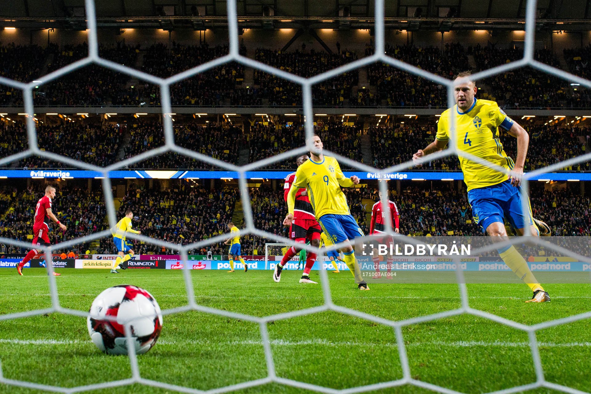 Sveriges Andreas Granqvist springer fram för att hämta