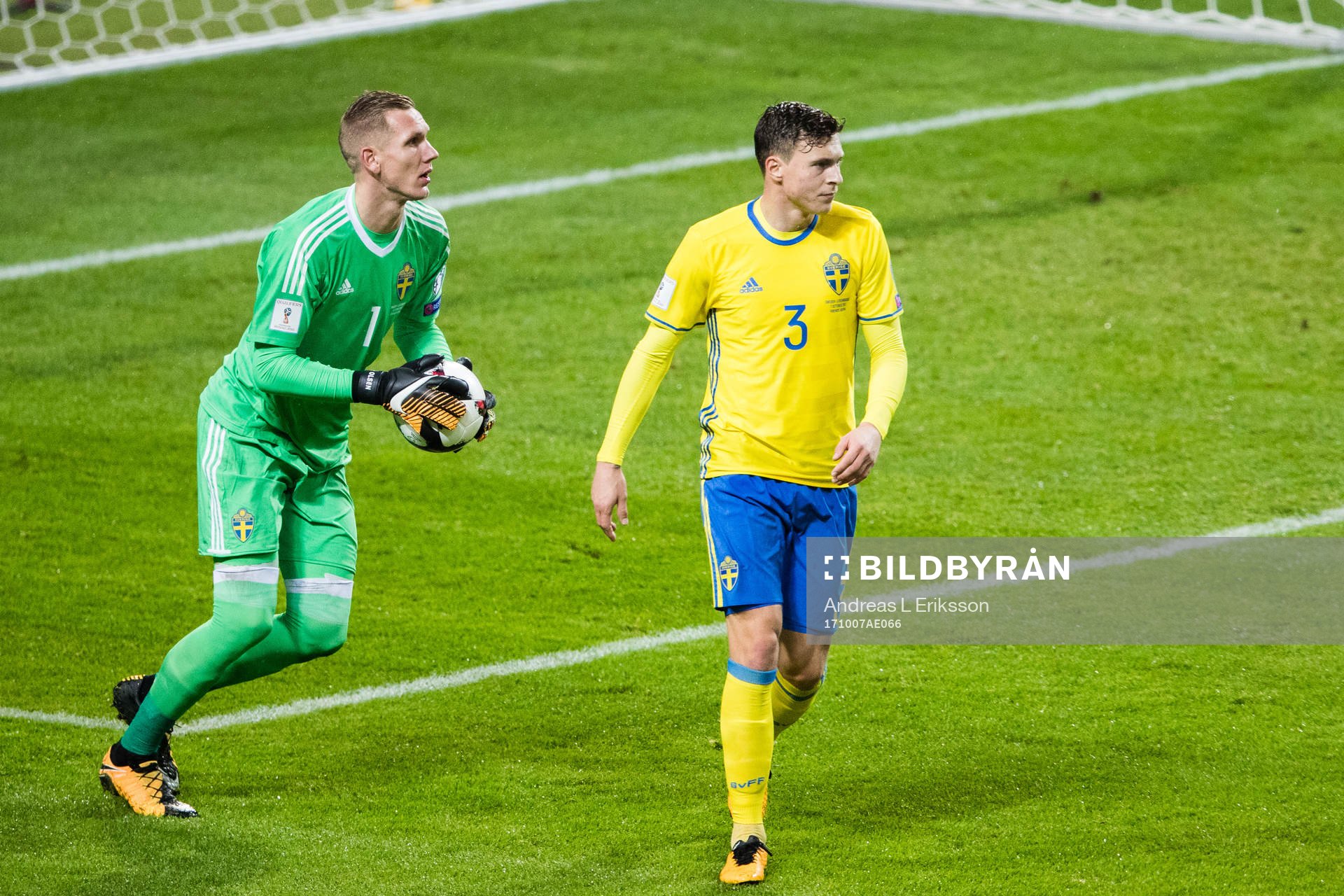 Sveriges målvakt Robin Olsen och Victor Nilsson Lindelöf