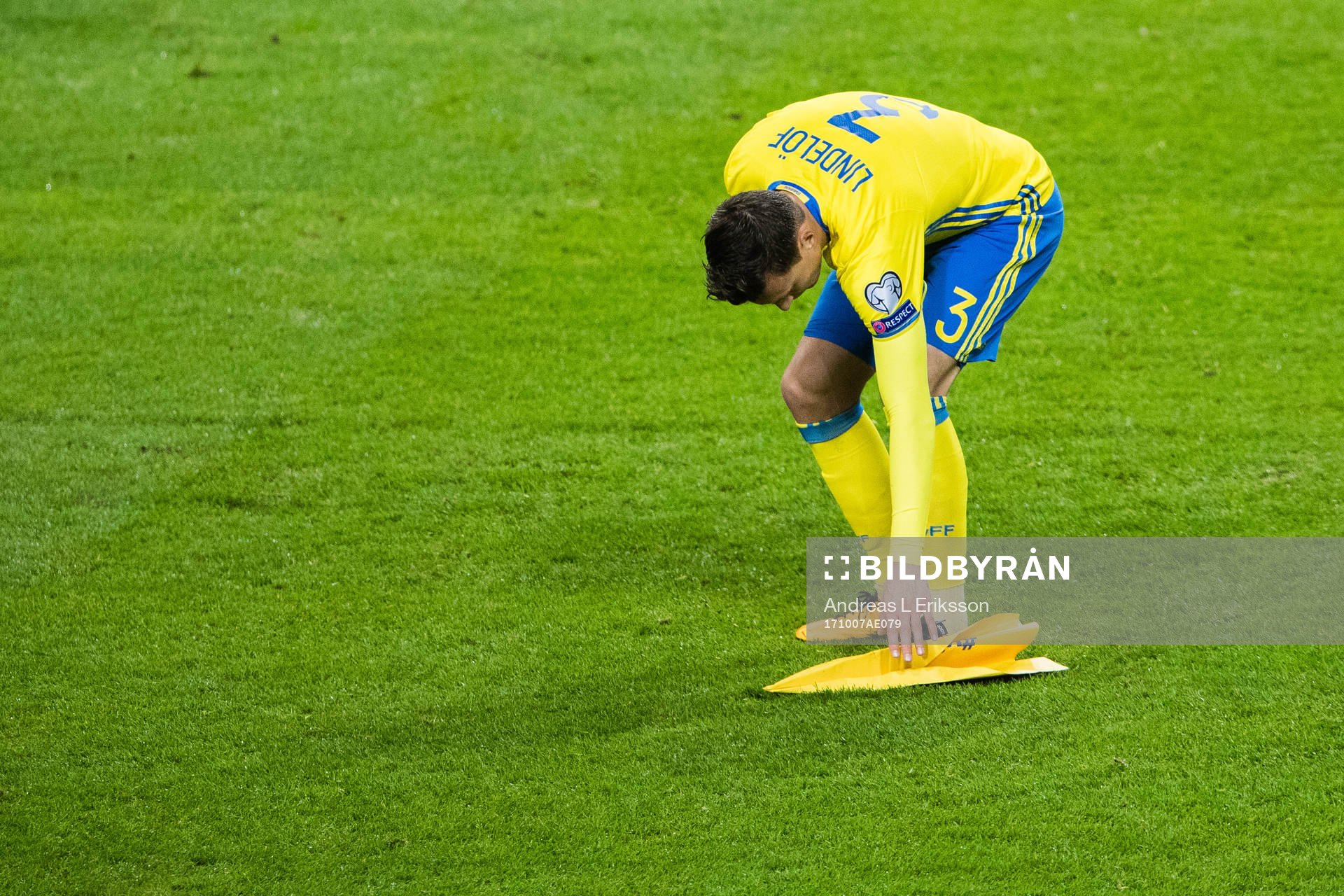 Sveriges Victor Nilsson Lindelöf plockar upp ett