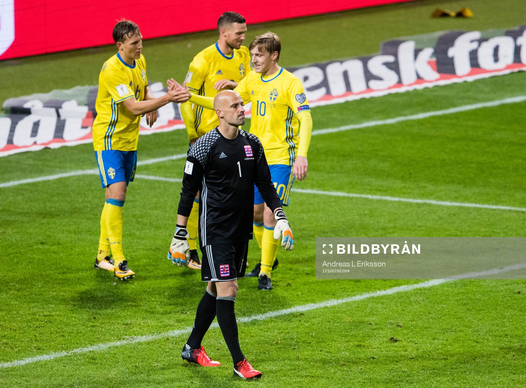 Luxemburgs målvakt Jonathan Joubert deppar medan Sveriges