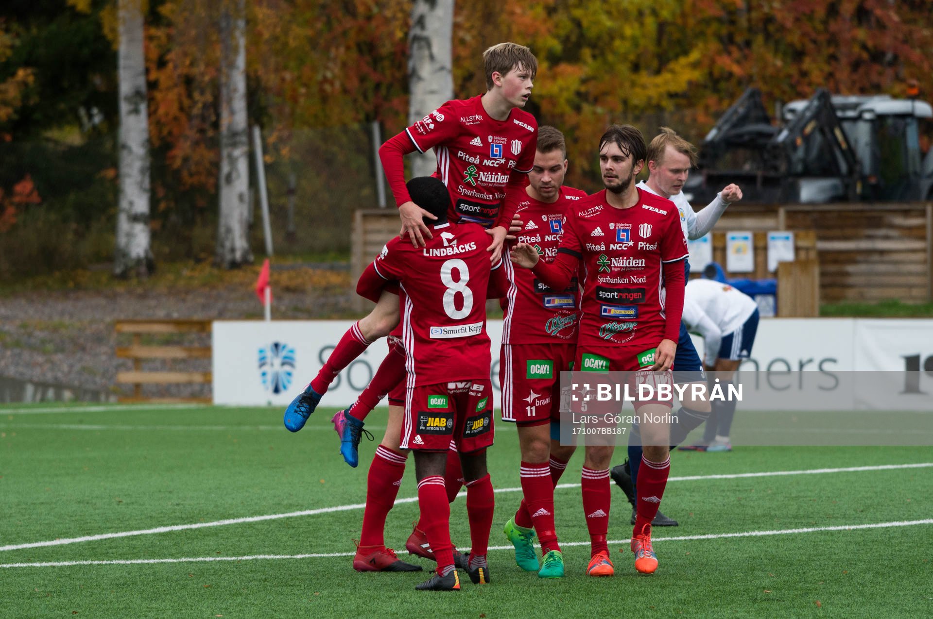 Piteås Gustav Nordh jublar med lagkamrater efter 1-0-målet under fotbollsmatchen i Division 2 Norrland mellan Piteå IF och Söderhamns FF den 7 oktober 2017 i Piteå.