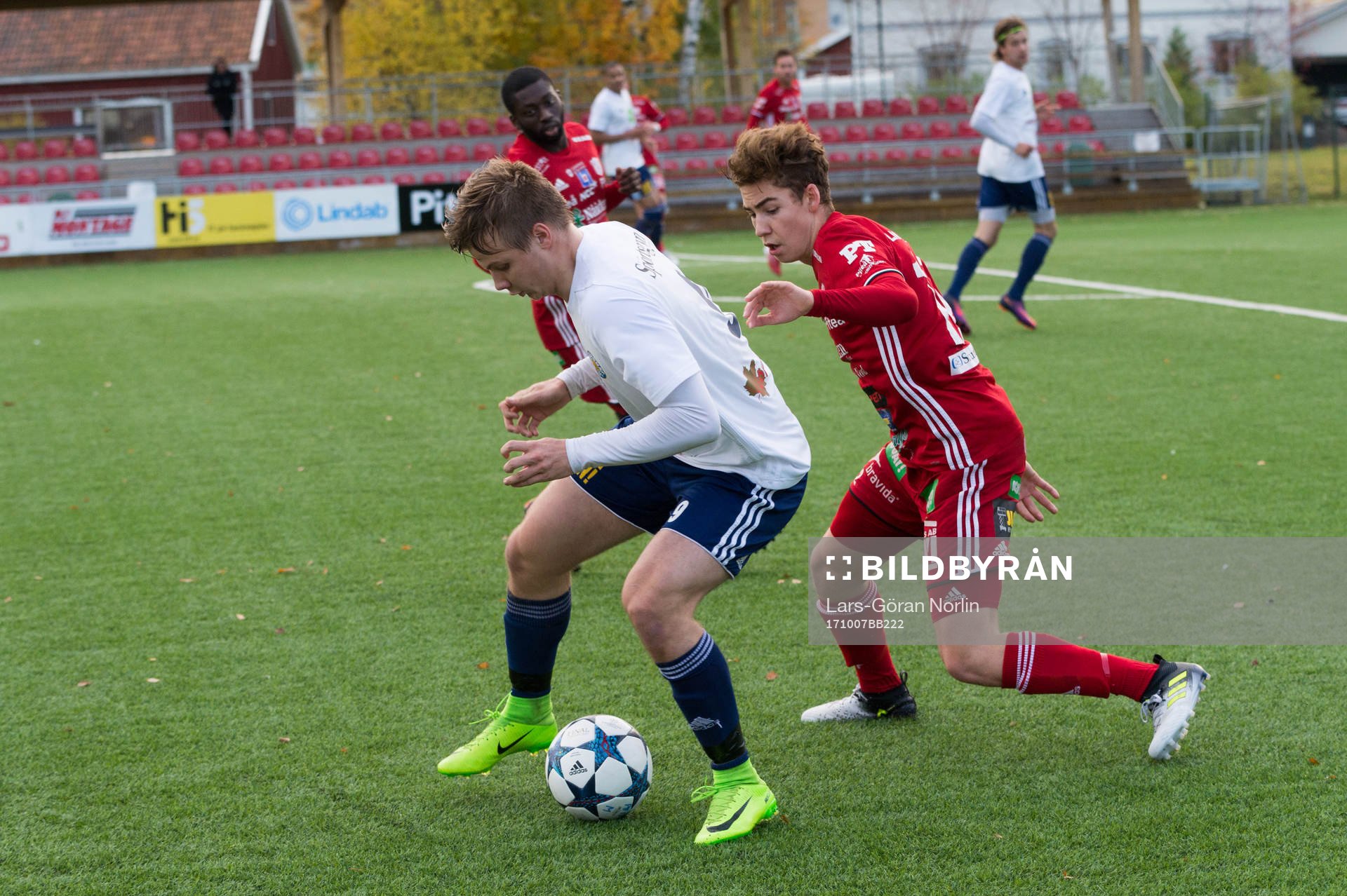 Söderhamns Axel Lundgren och Piteås Simon Jamehdar i närkamp under fotbollsmatchen i Division 2 Norrland mellan Piteå IF och Söderhamns FF den 7 oktober 2017 i Piteå.