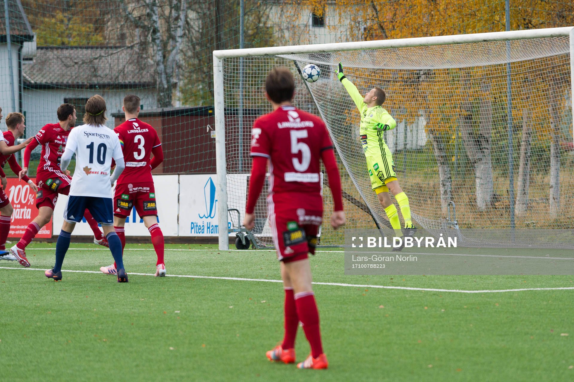 Piteås Richard Nordlund räddar under fotbollsmatchen i Division 2 Norrland mellan Piteå IF och Söderhamns FF den 7 oktober 2017 i Piteå. 