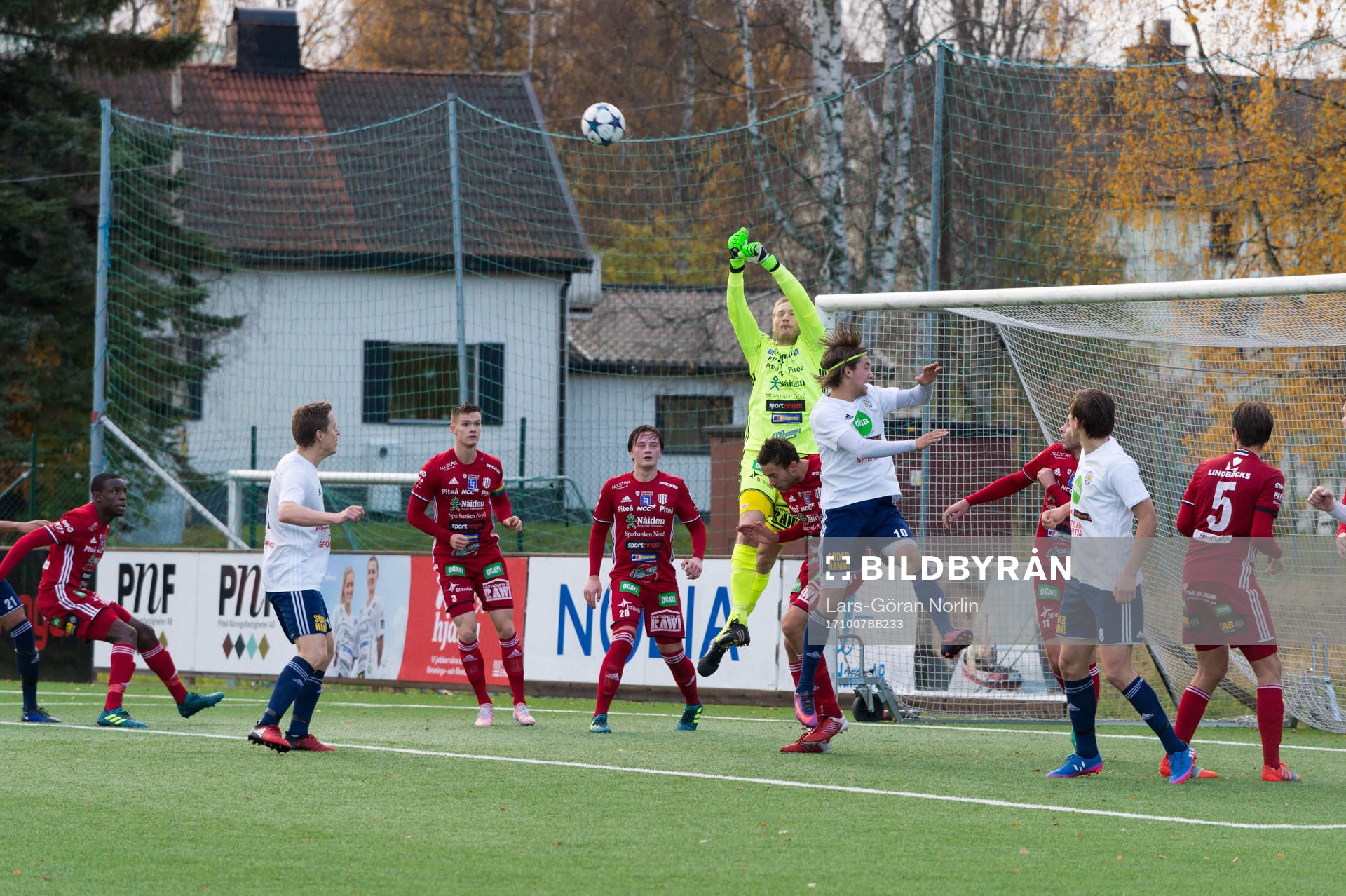 Piteås målvakt Richard Nordlund under fotbollsmatchen i Division 2 Norrland mellan Piteå IF och Söderhamns FF den 7 oktober 2017 i Piteå. 