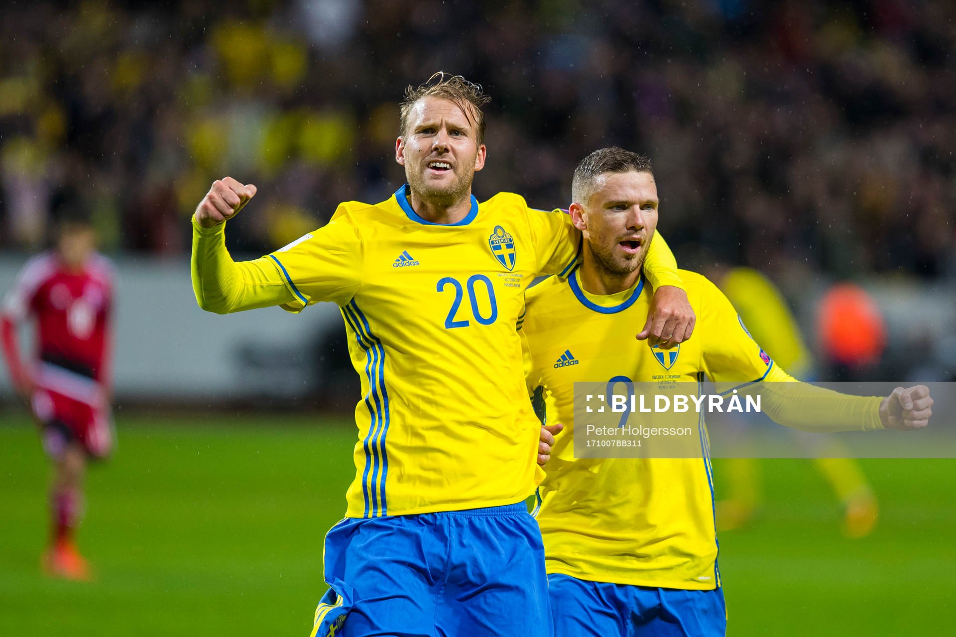Sveriges Ola Toivonen och Marcus Berg jublar
