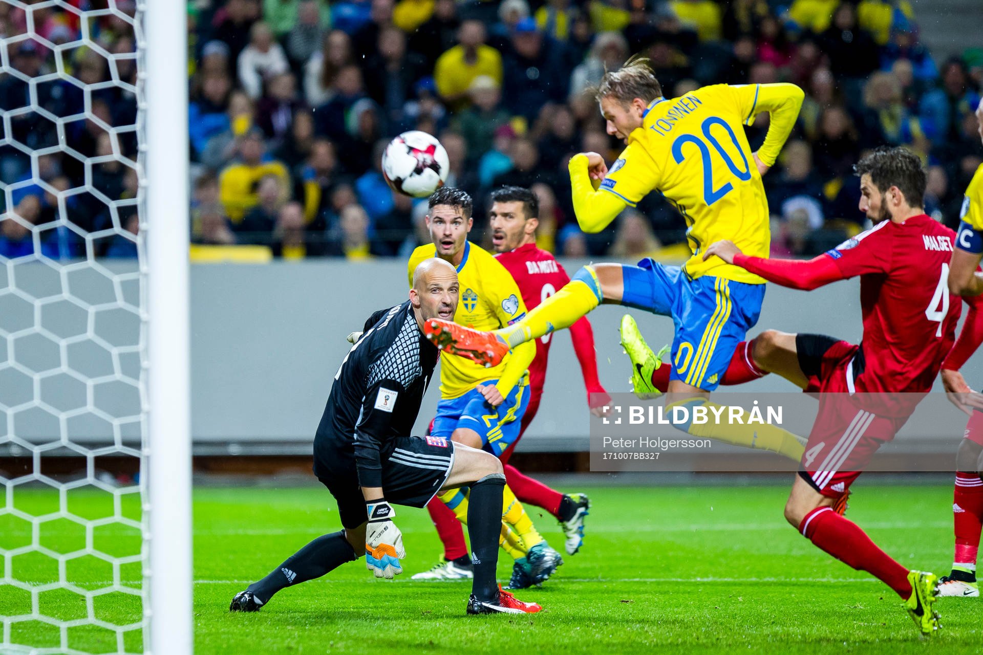 Sveriges Ola Toivonen med målchans