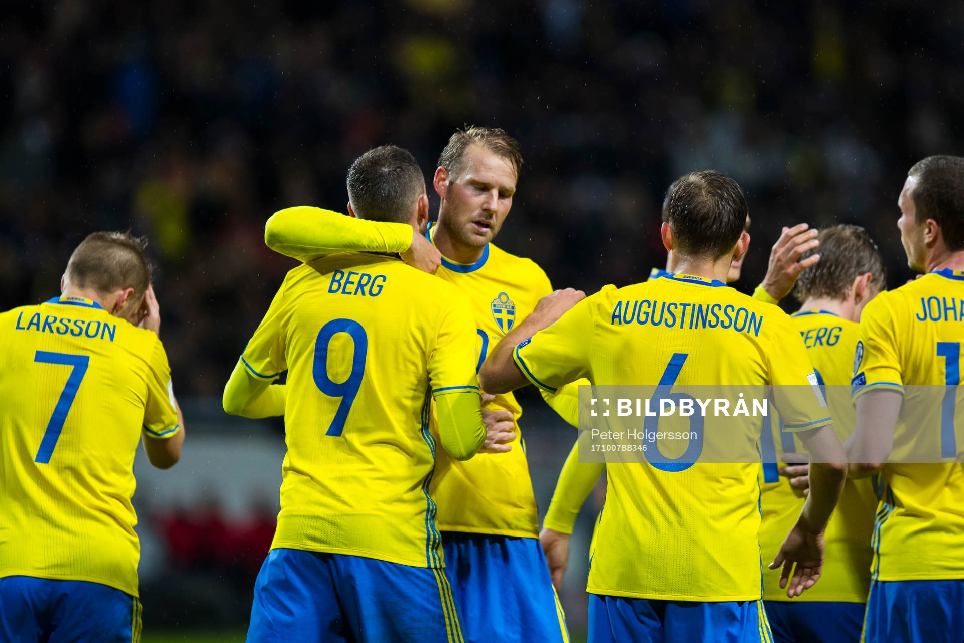 Sveriges Marcus Berg och Ola Toivonen jublar