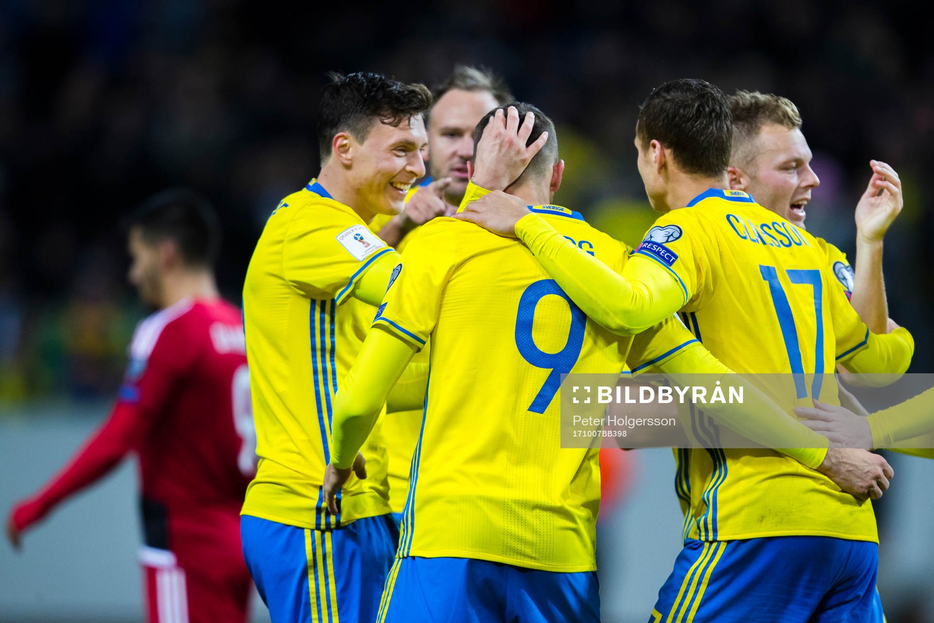 Sveriges Victor Nilsson Lindelöf jublar med Marcus Berg efter 4-0 under VM-kvalmatchen i fotboll mellan Sverige och Luxemburg den 7 oktober 2017 i Stockholm.