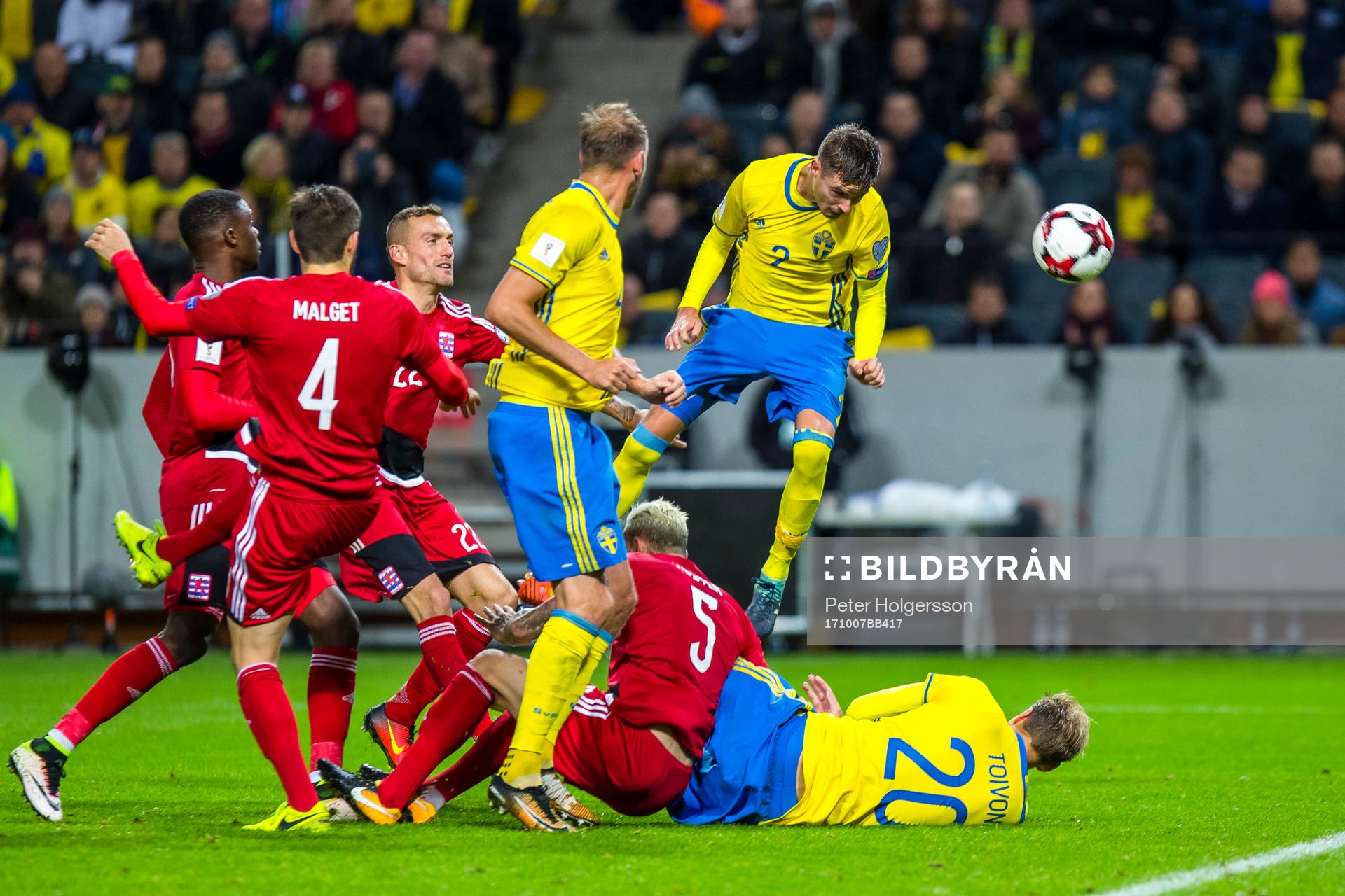 Sveriges Mikael Lustig gör 5-0