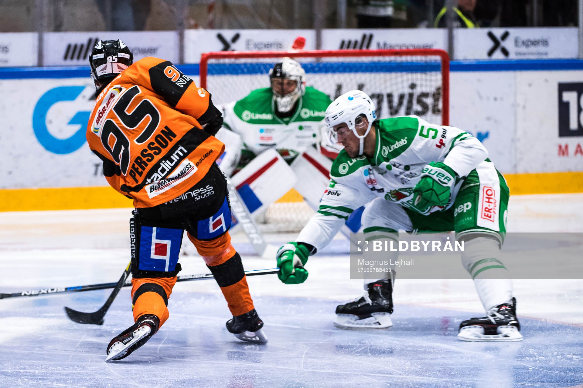 Karlskronas Carl Persson med skott på mål