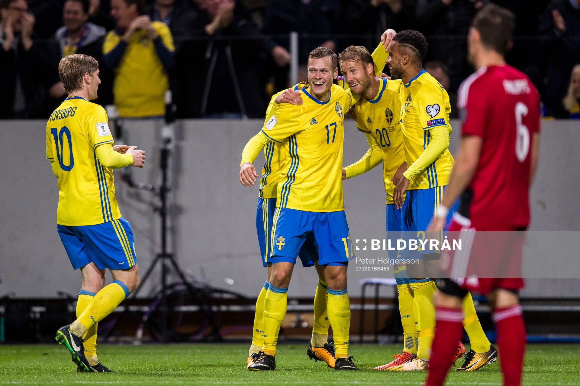 Sveriges Viktor Claesson och Ola Toivonen jublar