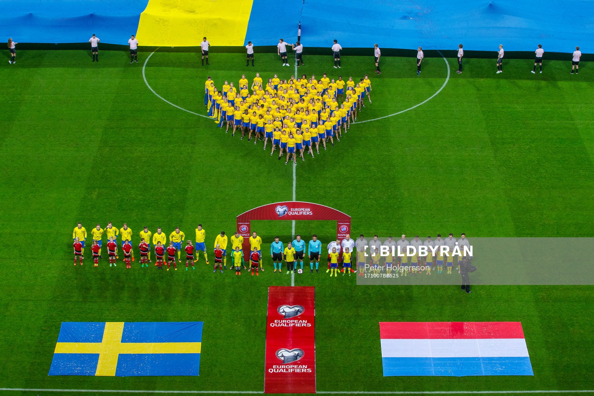 Sveriges och Luxemburgs spelare före  VM-kvalmatchen i