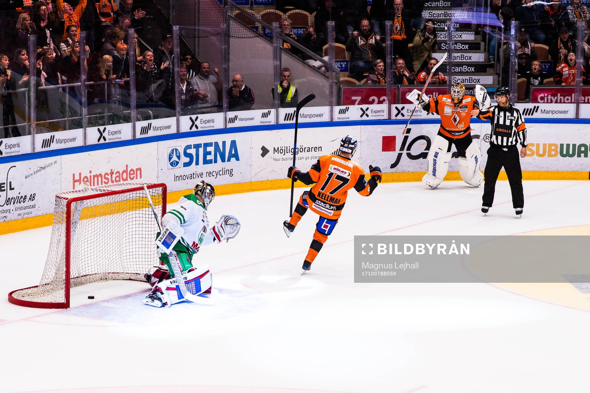 Karlskronas Joel Kellman  och målvakt Johannes Jönsson