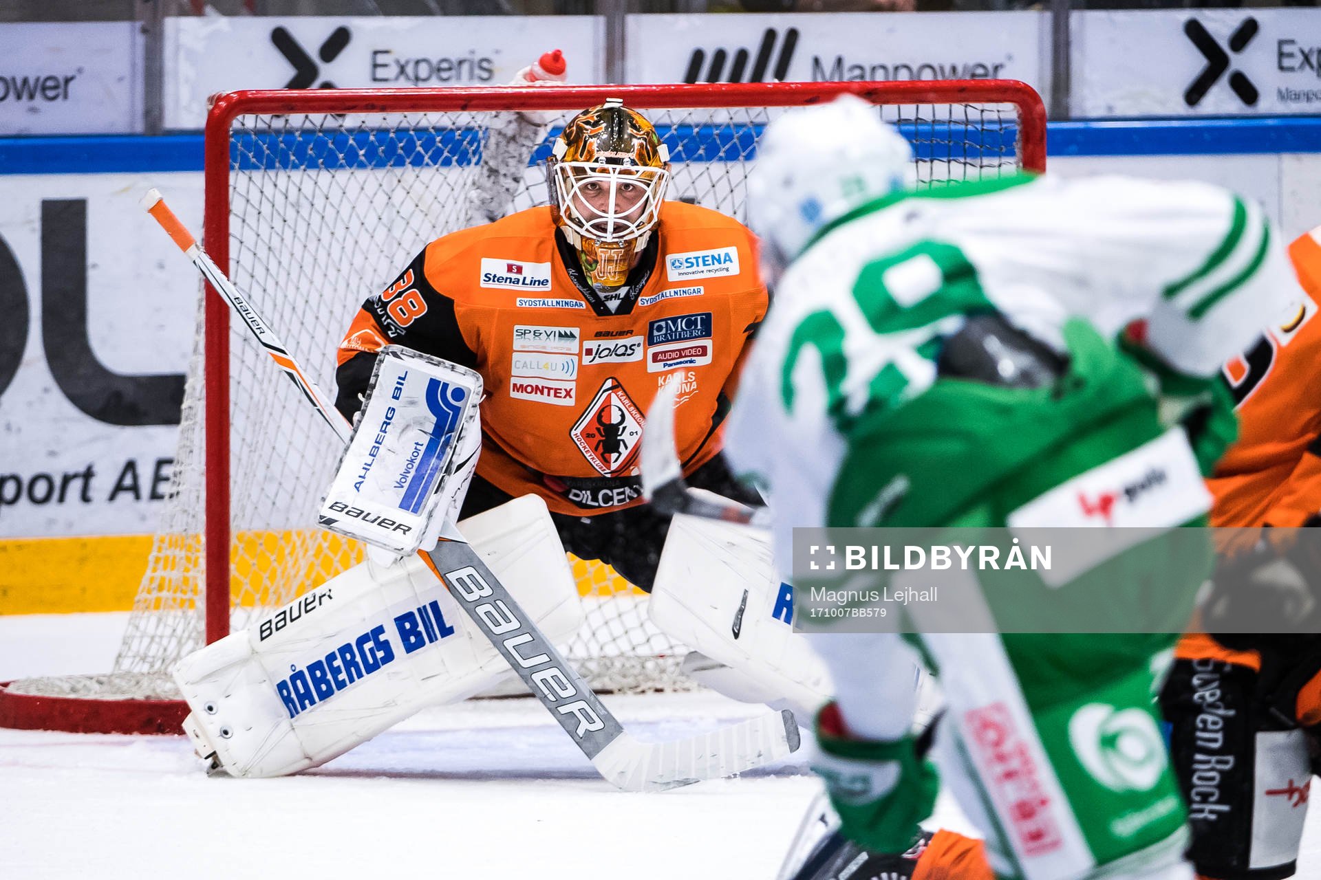 Karlskronas målvakt Johannes Jönsson  räddar skott från