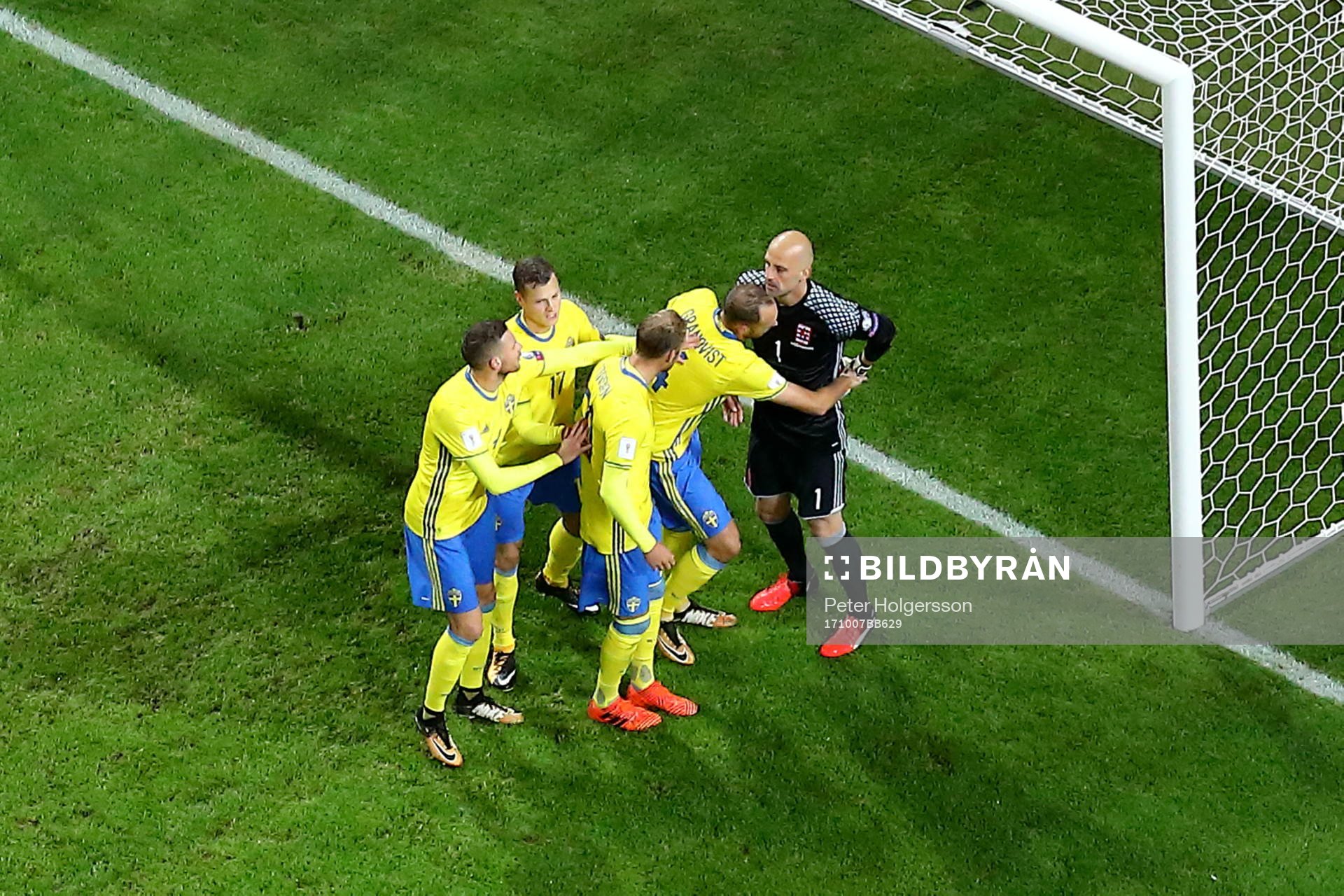 Mål 1-0 på straff av Sveriges Andreas Granqvist som ej får ta bollen för Luxemburgs målvakt Jonathan Joubert under VM-kvalmatchen i fotboll mellan Sverige och Luxemburg den 7 oktober 2017 i Stockholm.