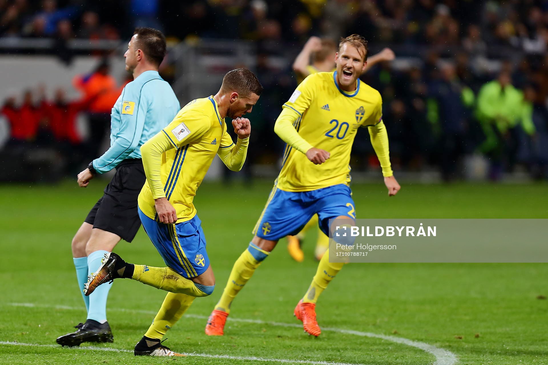 Sveriges Ola Toivonen och Marcus Berg  jublar efter mål 2-0 av s9 under VM-kvalmatchen i fotboll mellan Sverige och Luxemburg den 7 oktober 2017 i Stockholm.