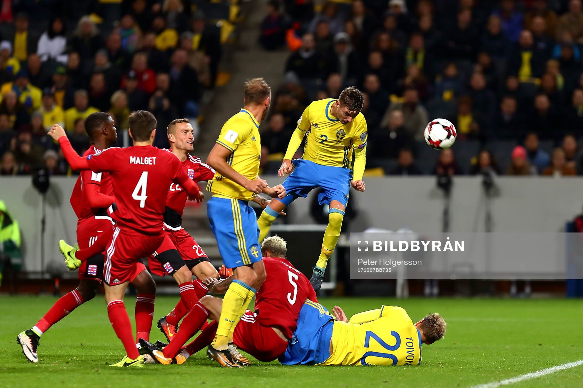 Mål 5-0 av Sveriges Mikael Lustig