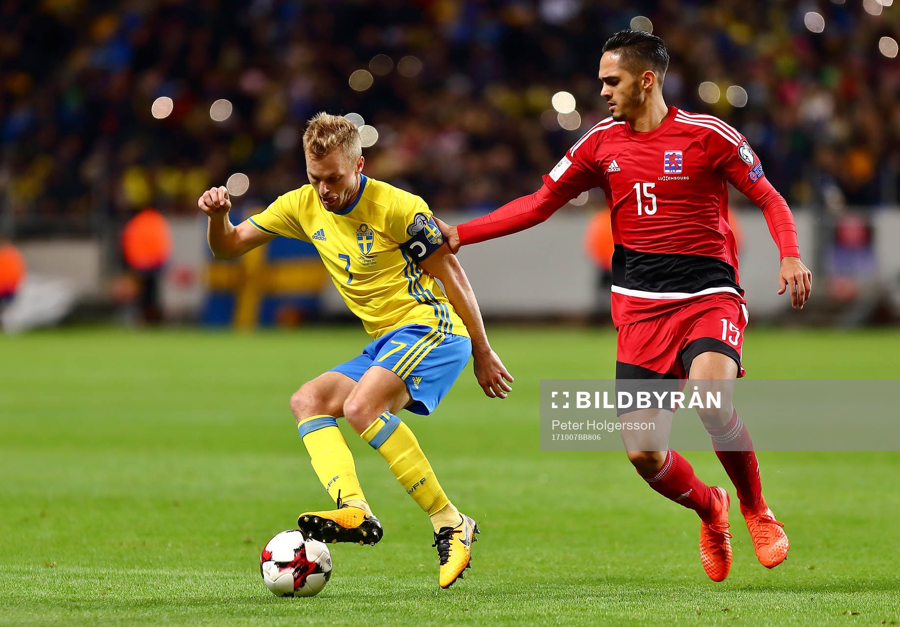 Sveriges Sebastian Larsson och Luxemburgs Aldin Skenderovic
