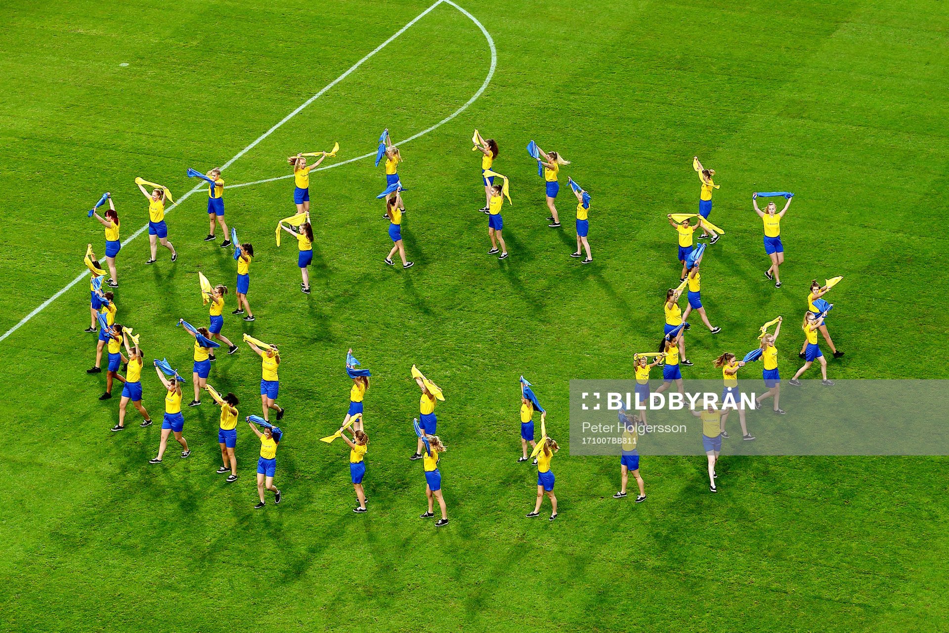 Uppträdande med dans före VM-kvalmatchen i fotboll mellan