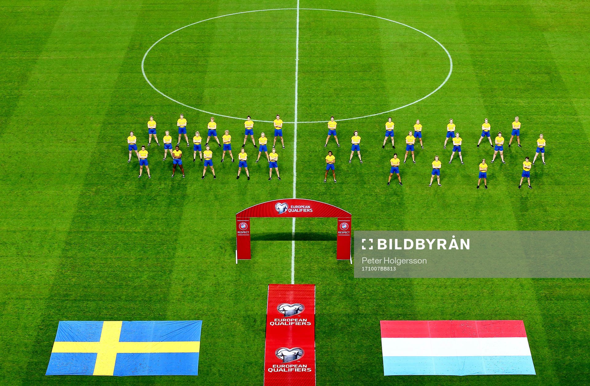 Uppträdande med dans före VM-kvalmatchen i fotboll mellan