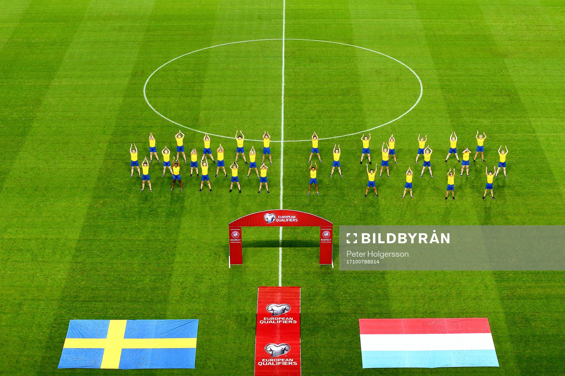 Uppträdande med dans före VM-kvalmatchen i fotboll mellan