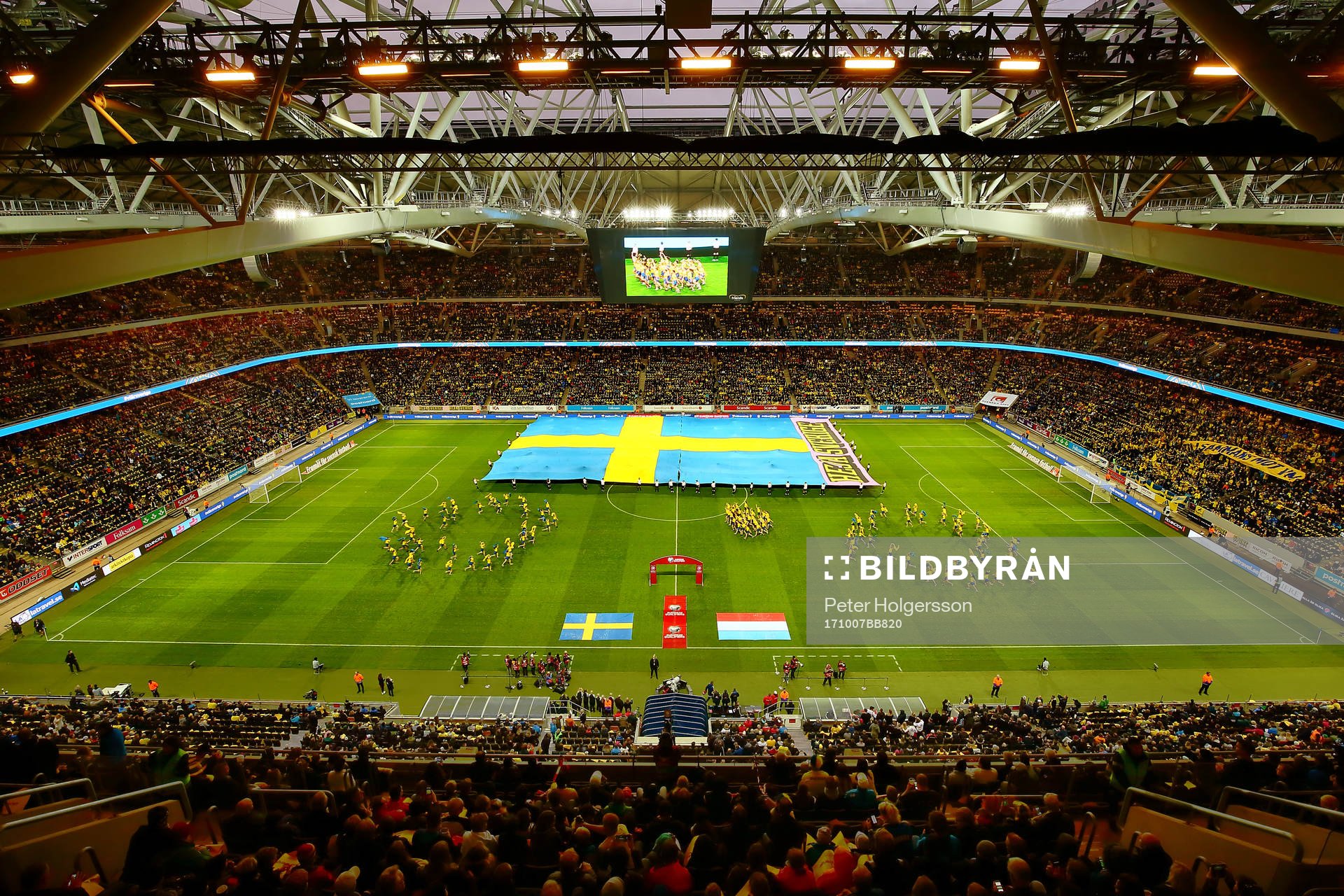 Uppträdande med dans före VM-kvalmatchen i fotboll mellan