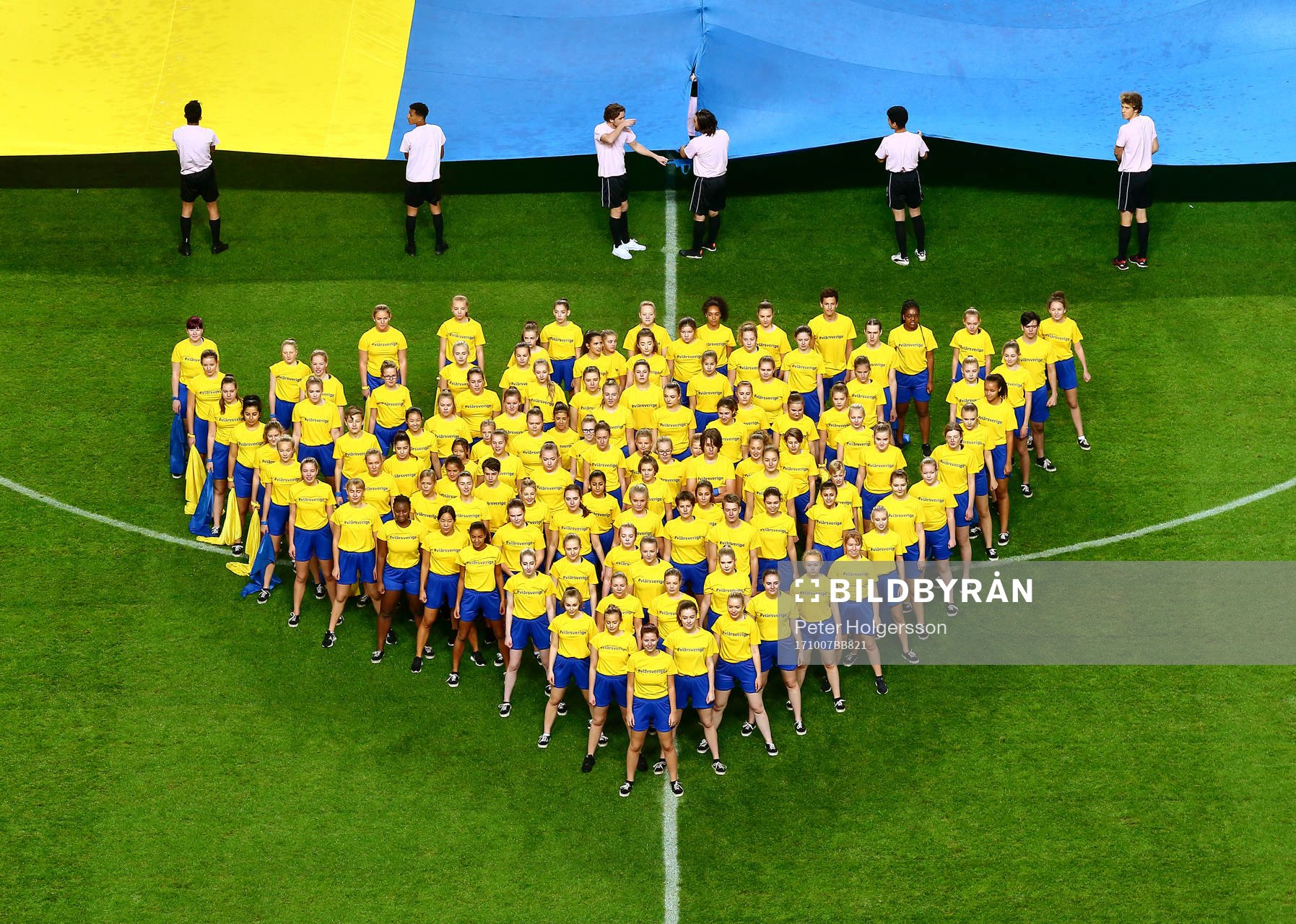 Uppträdande med dans före VM-kvalmatchen i fotboll mellan
