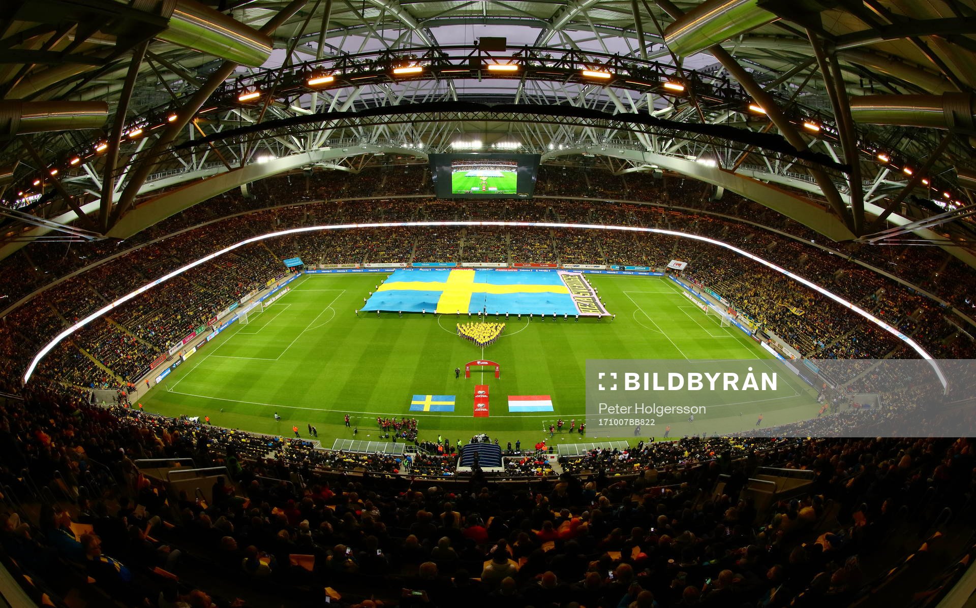 Uppträdande med dans före VM-kvalmatchen i fotboll mellan