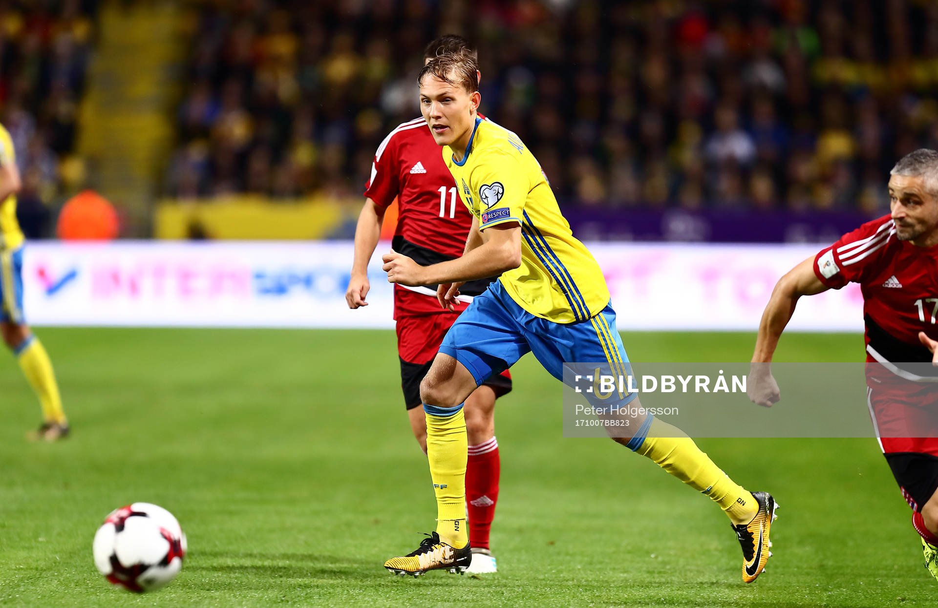 Sveriges Ludwig Augustinsson med dans före XXX under VM-kvalmatchen i fotboll mellan Sverige och Luxemburg den 7 oktober 2017 i Stockholm.