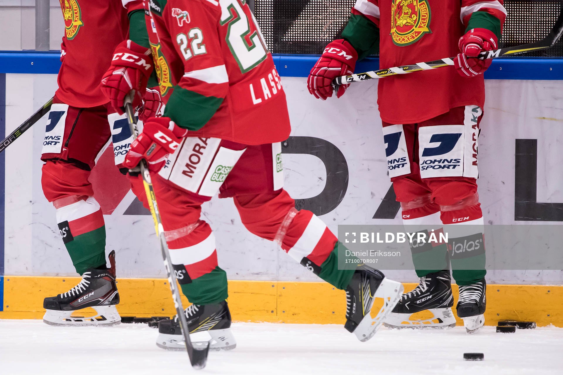 Värming Moras Matias Lassen  innan ishockeymatchen i SHL