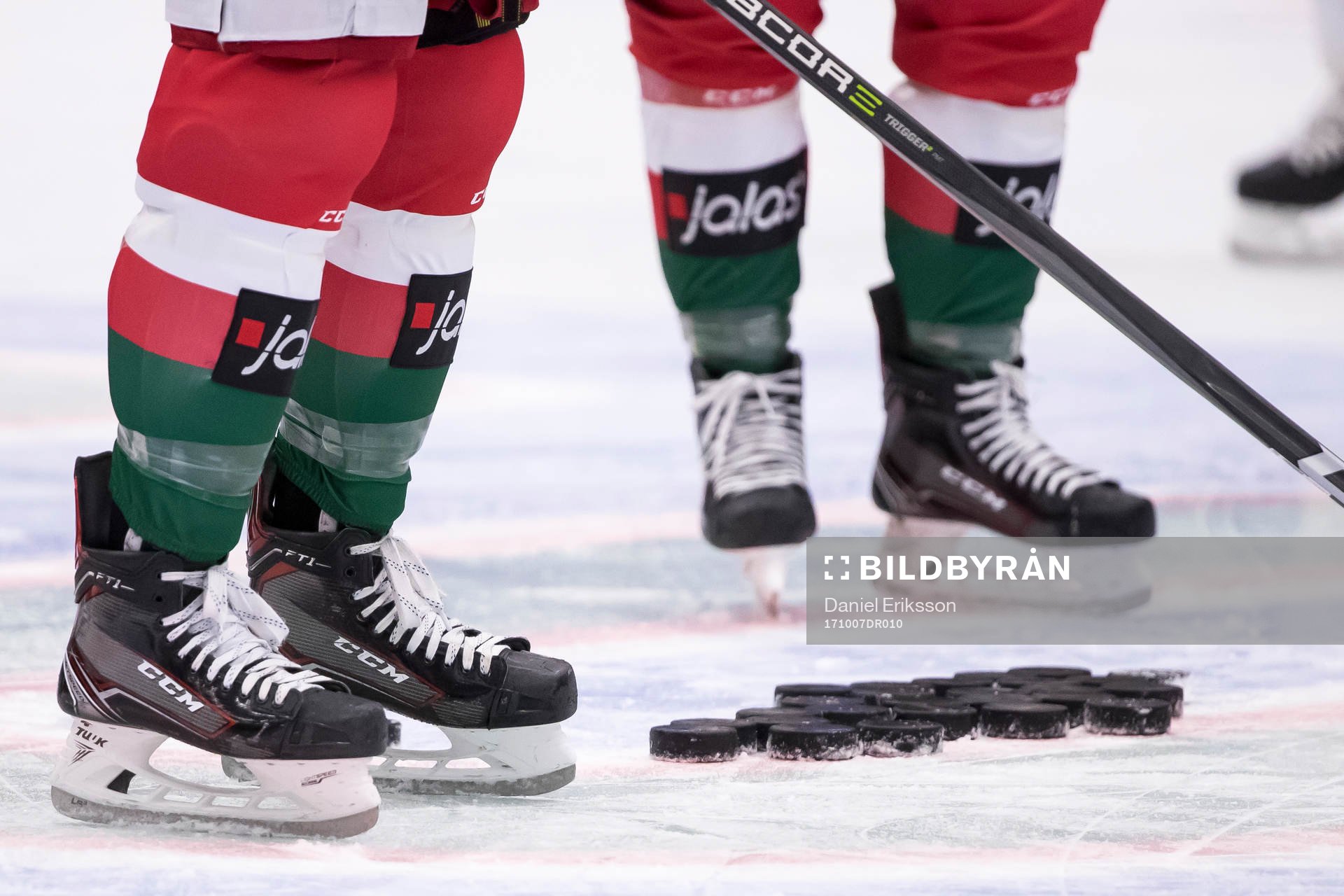Skridskor och puckar innan ishockeymatchen i SHL mellan