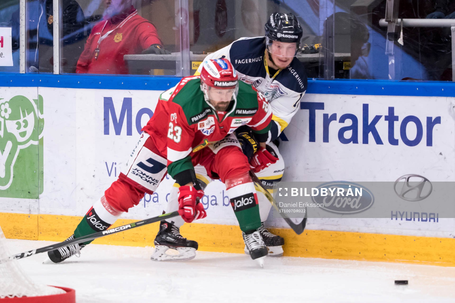 s Erik Andersson i kamp om pucken i ishockeymatchen i SHL