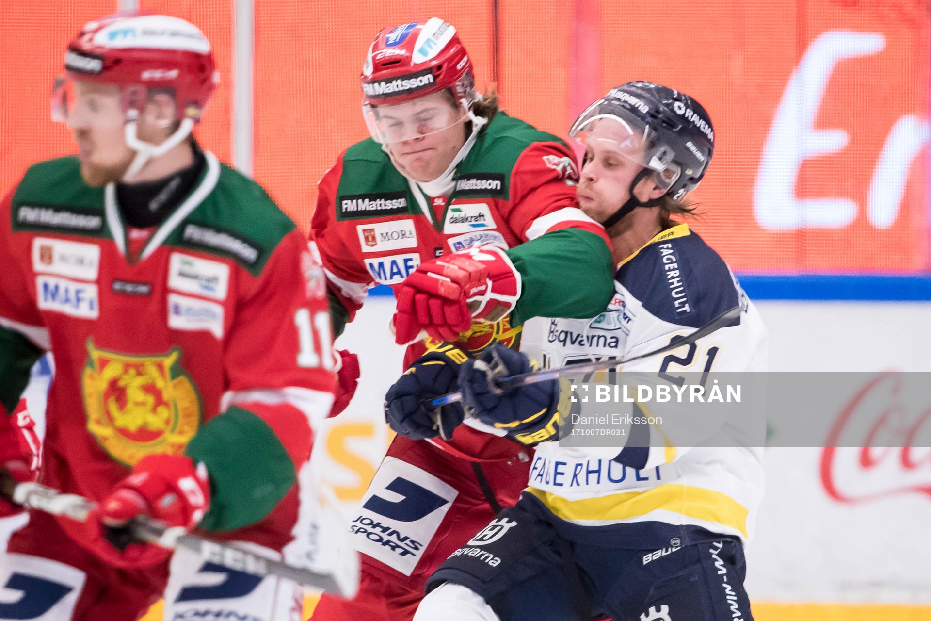 s Mattias Tedenby i närkamp i ishockeymatchen i SHL mellan