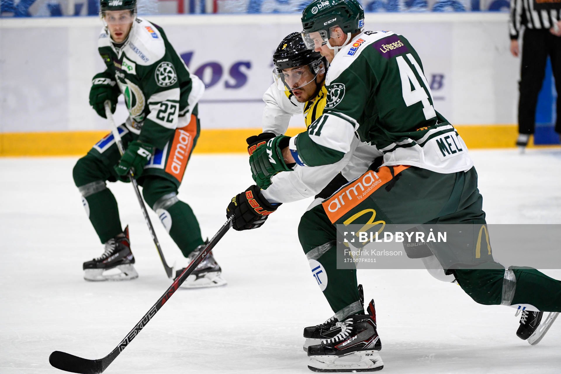 Brynäs Louie Caporuss och Färjestads Ilari Melart i kamp