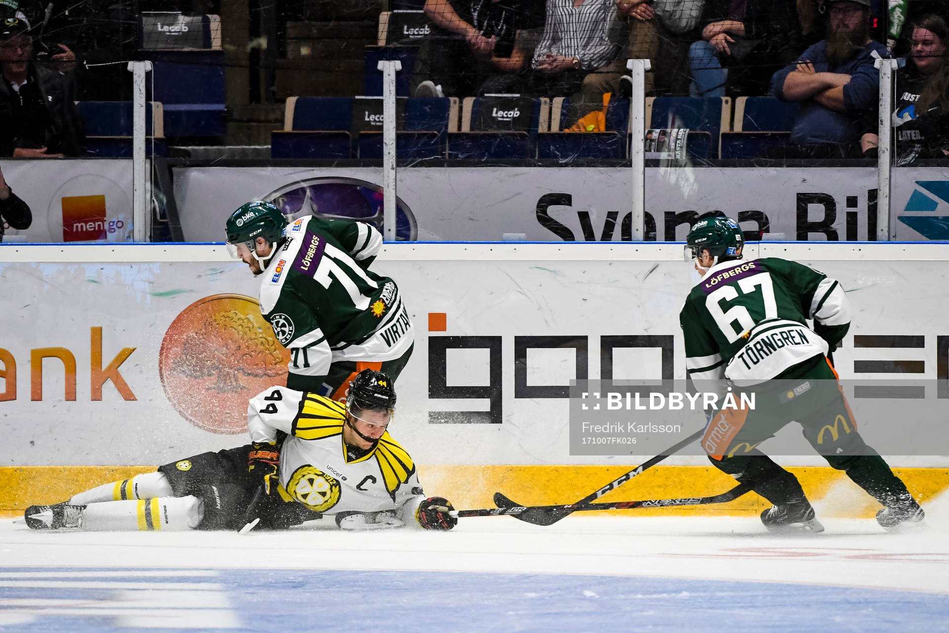 Brynäs Jacob Blomqvist i en kamp mot Färjestads Jesse