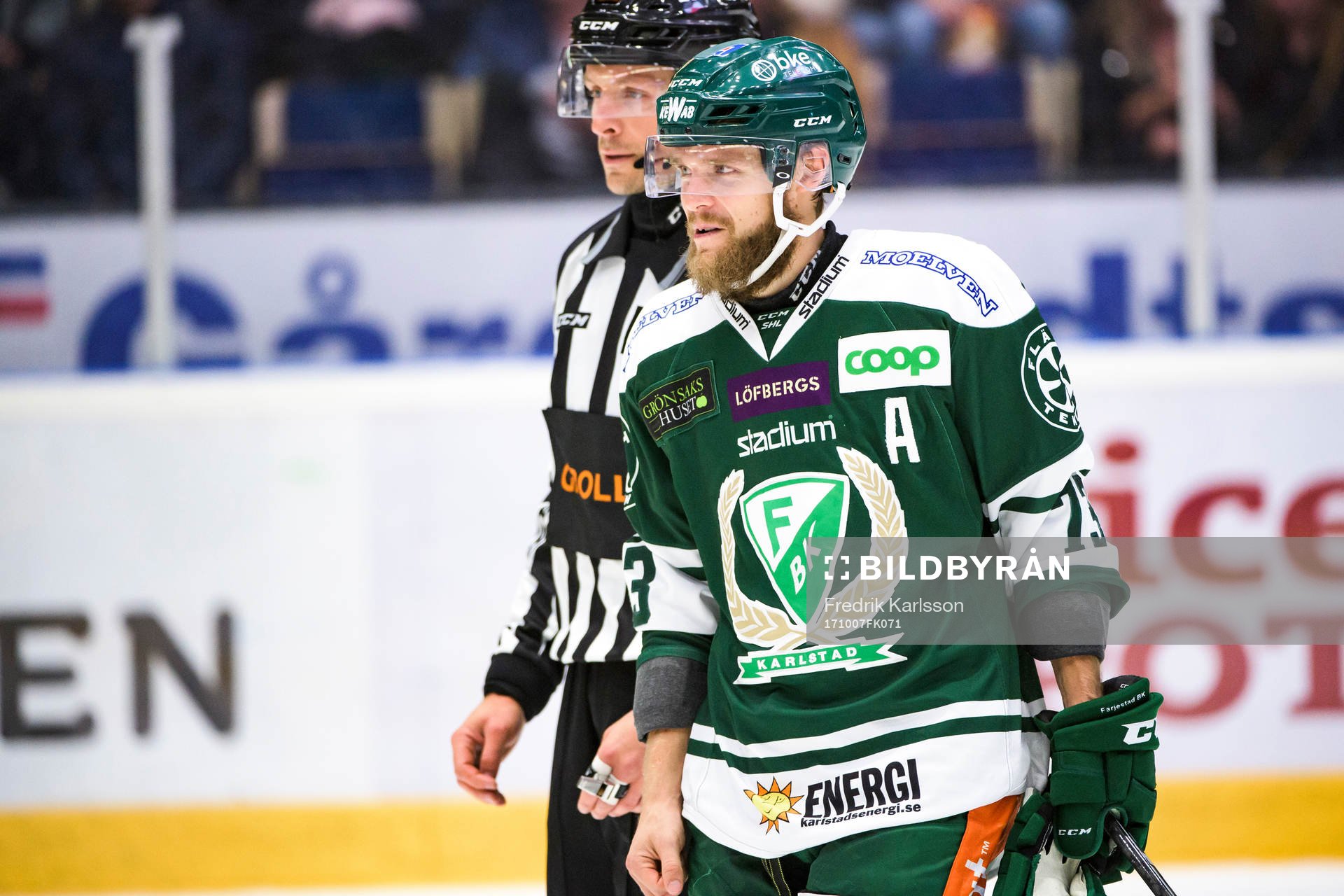 Färjestads Anton Grundel åker av planen
